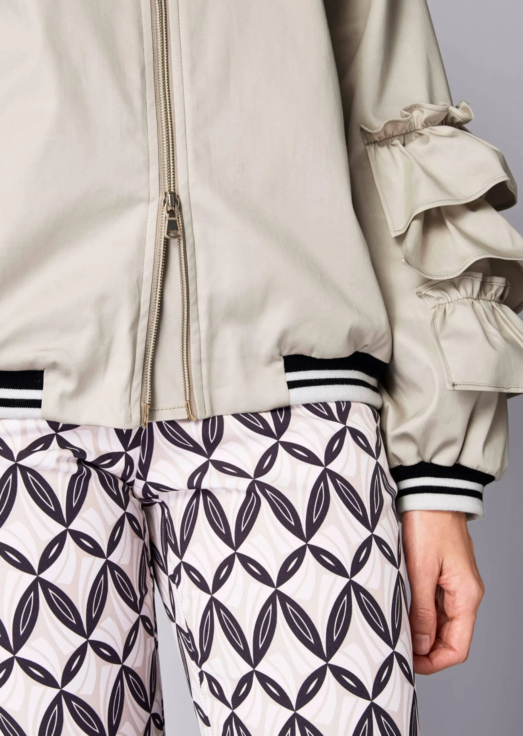 Blouson mit Rüschen am Arm