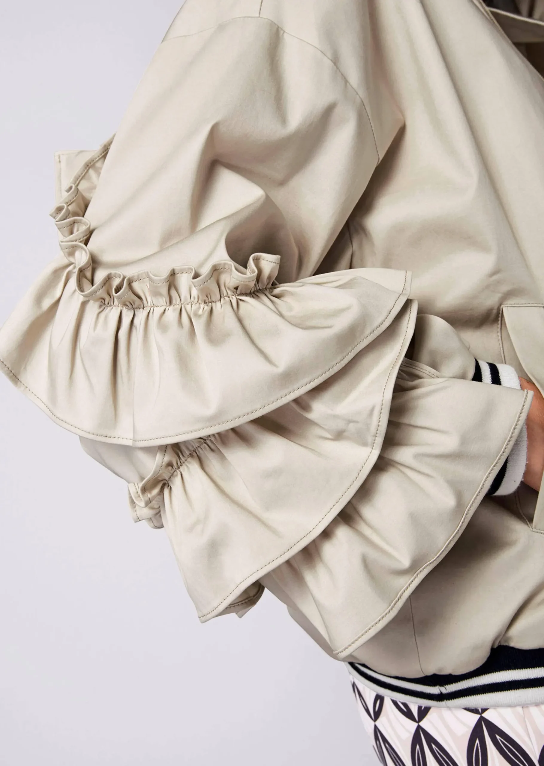 Blouson mit Rüschen am Arm
