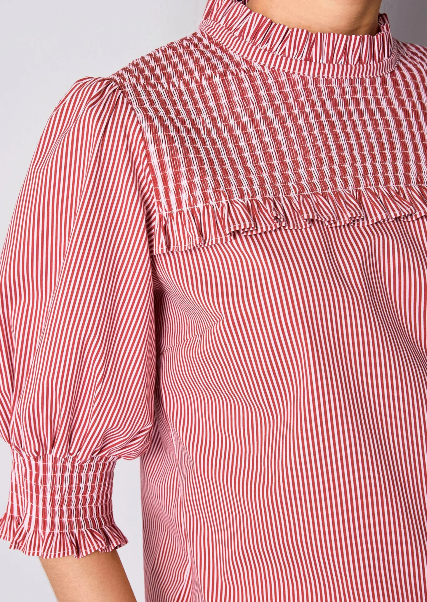 Bluse mit gesmoktem Ärmel