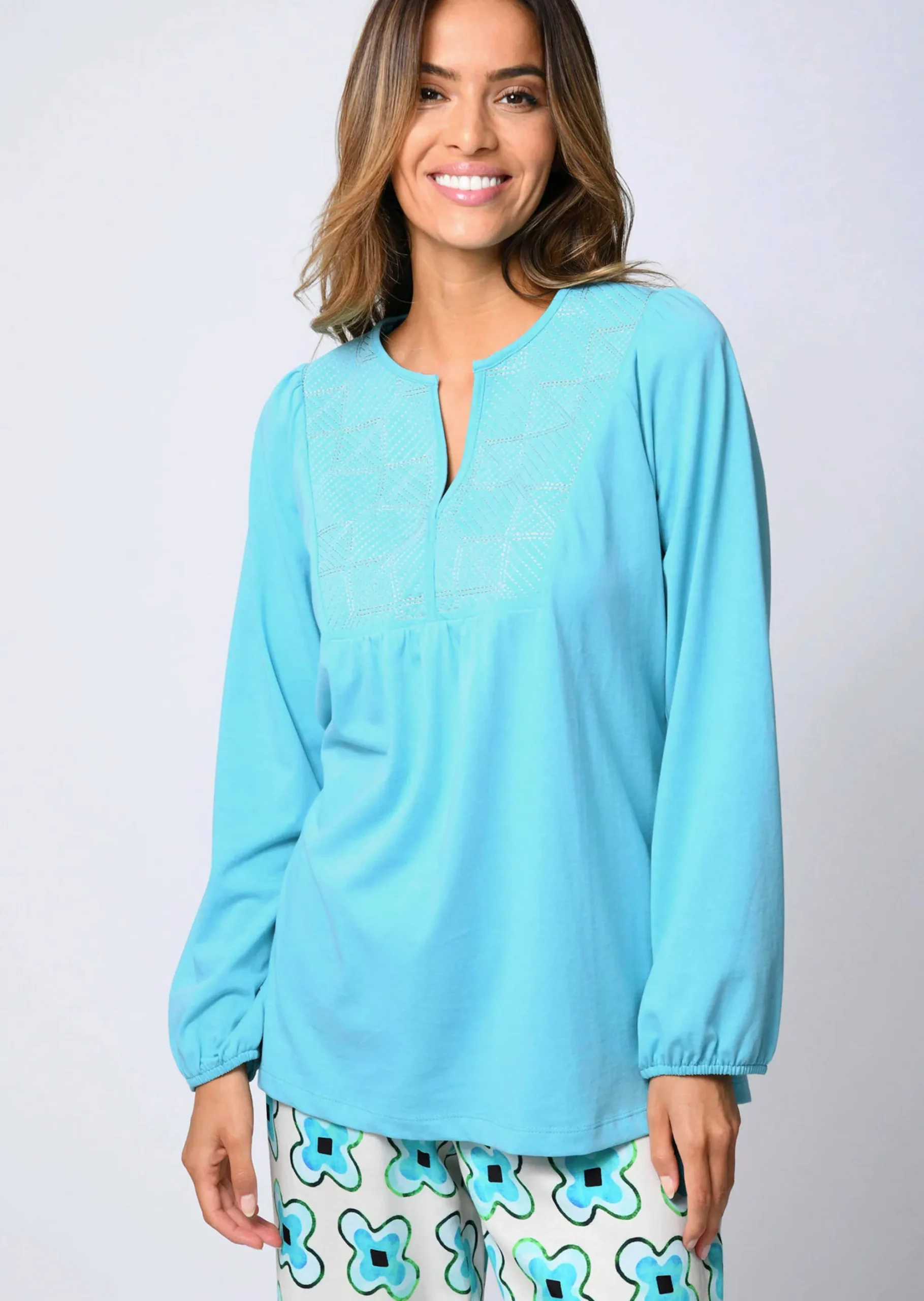 Bluse mit grafischer Stickerei
