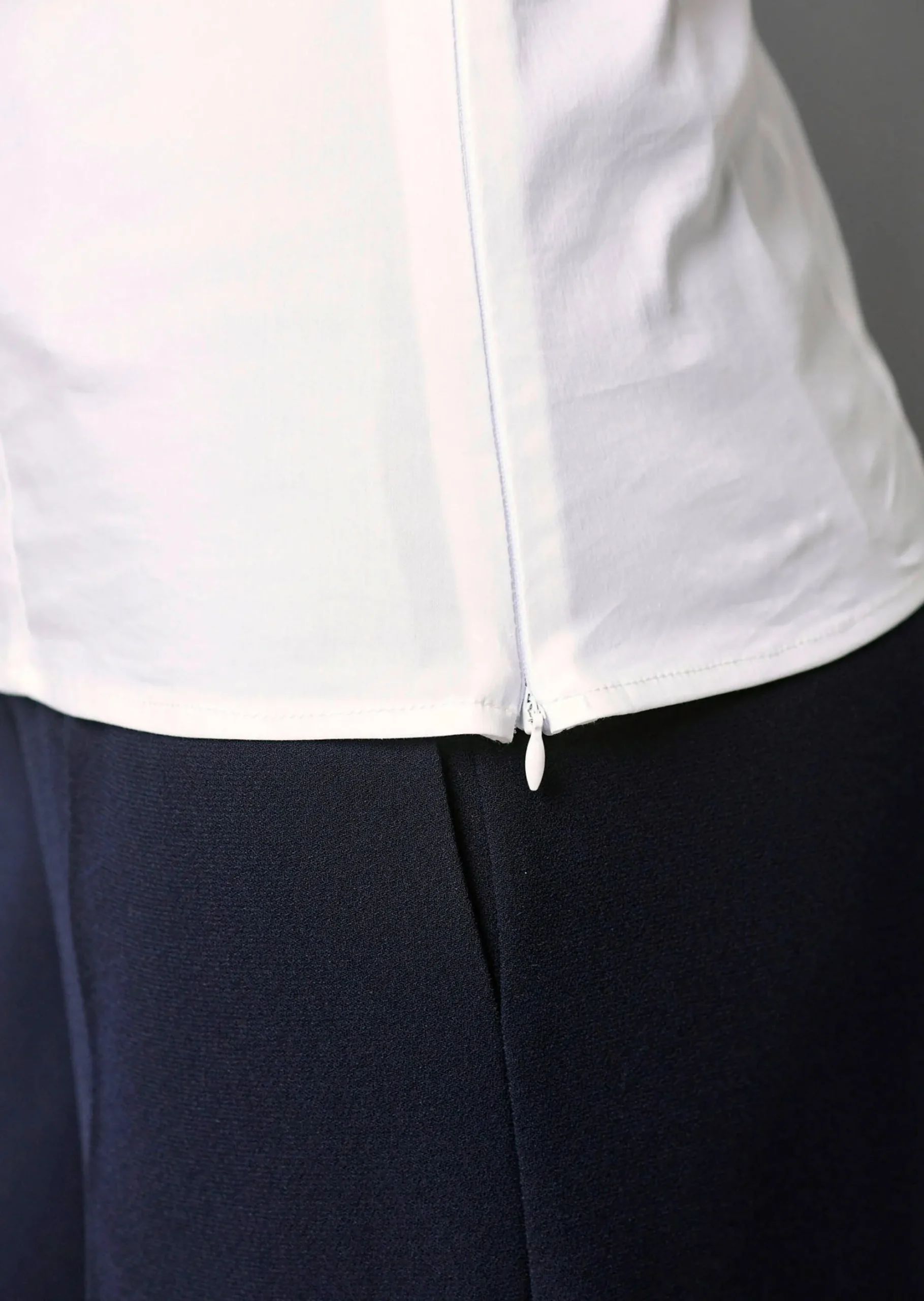 Bluse mit Riegel im Vorderteil