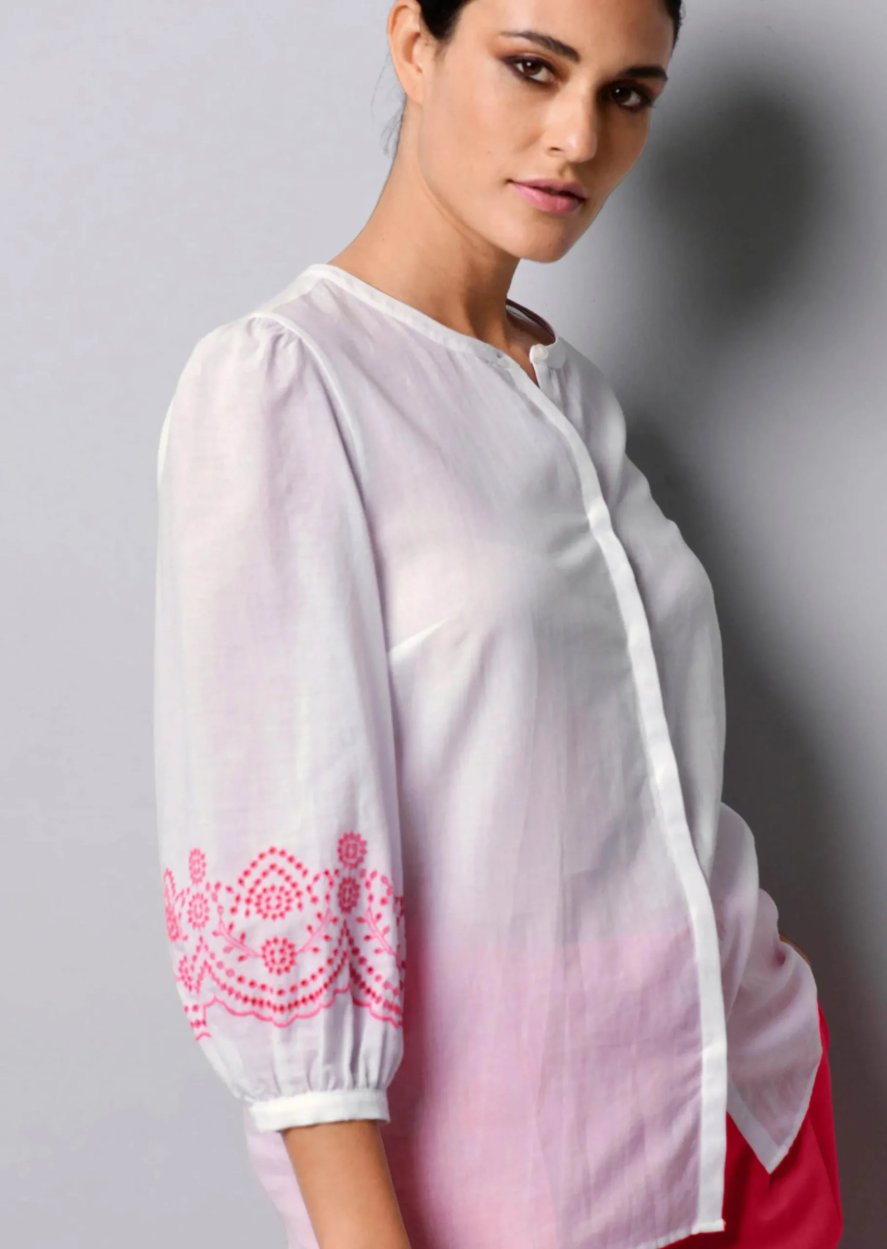 Bluse mit Stickerei am Ärmel