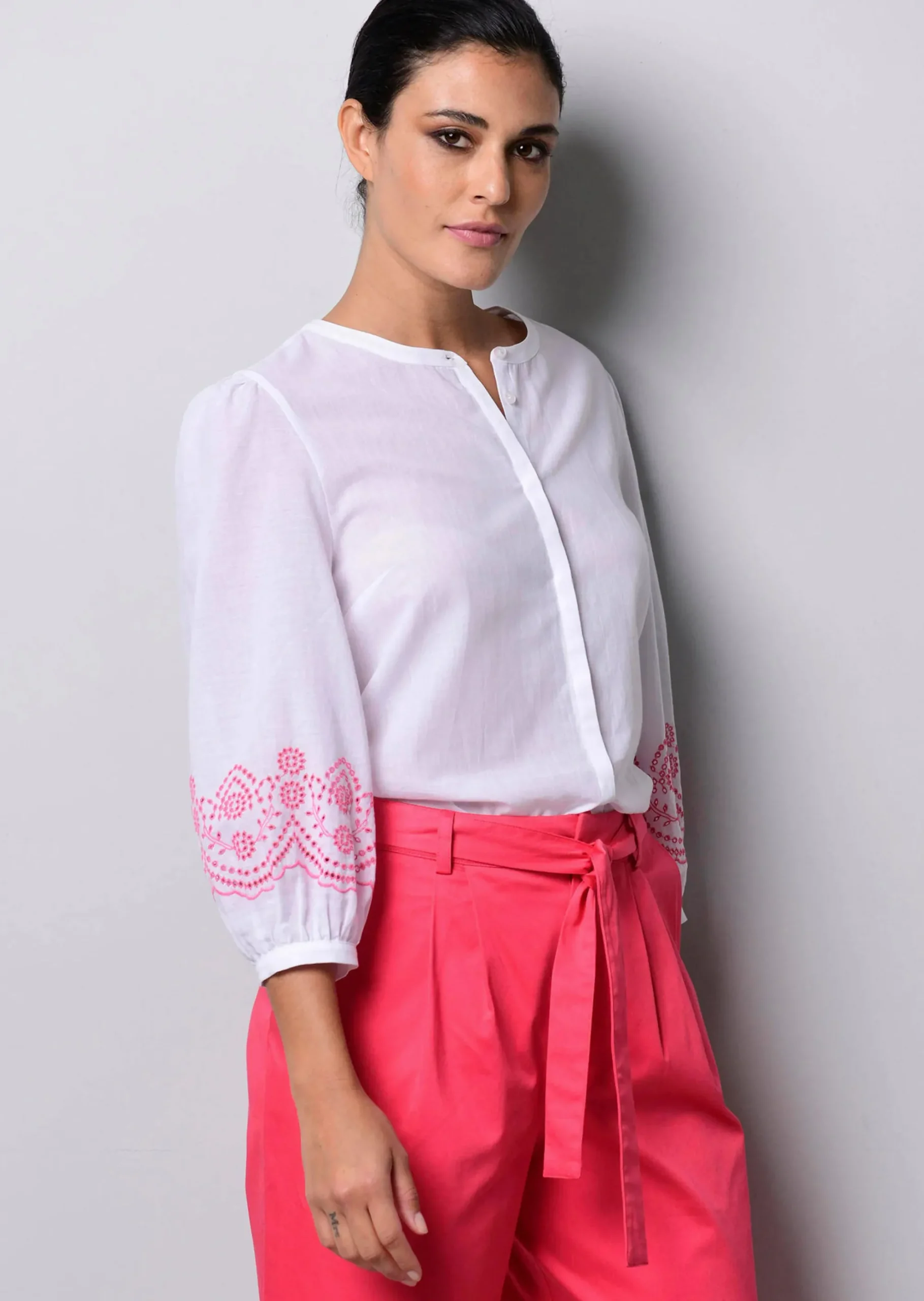 Bluse mit Stickerei am Ärmel