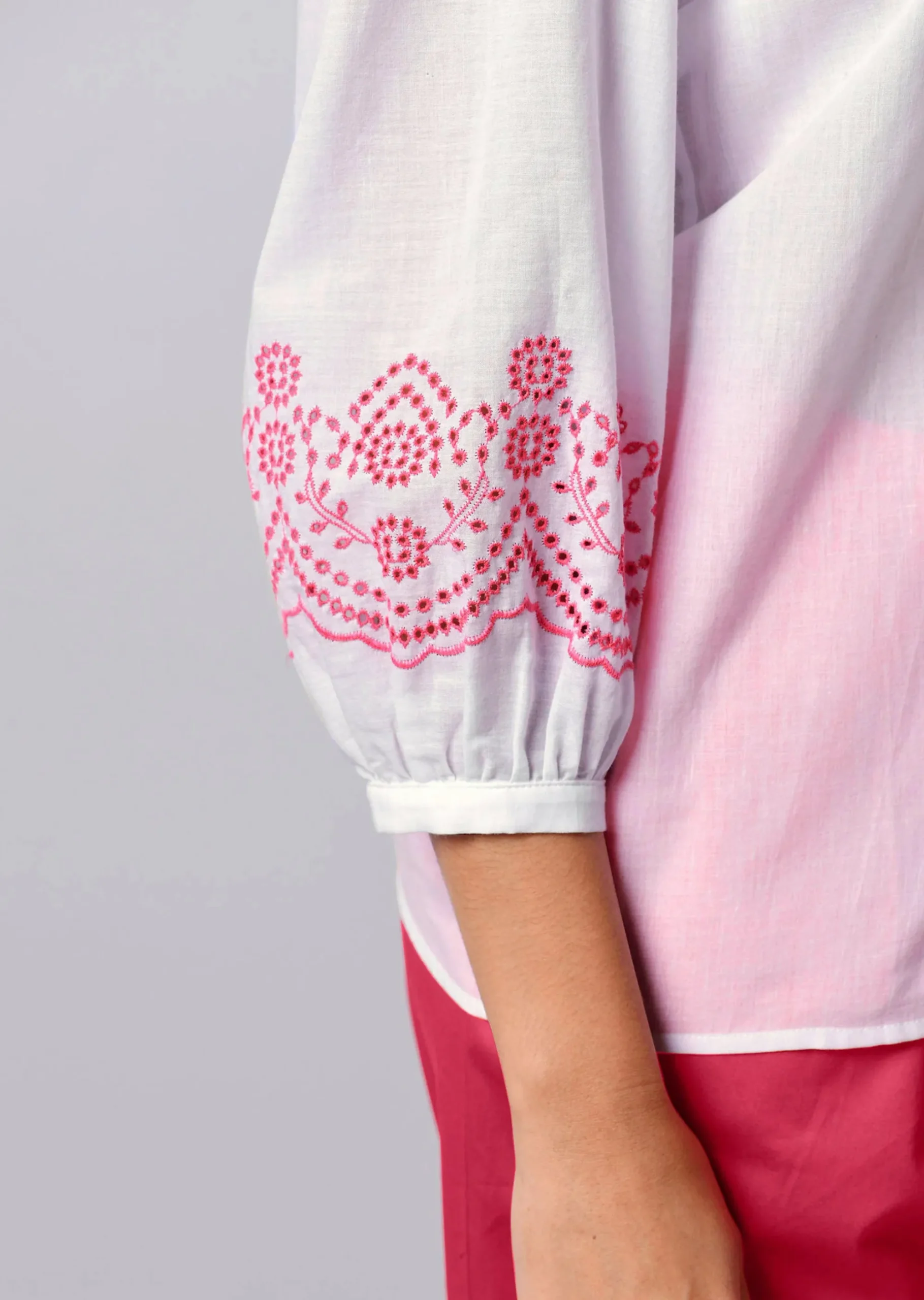 Bluse mit Stickerei am Ärmel
