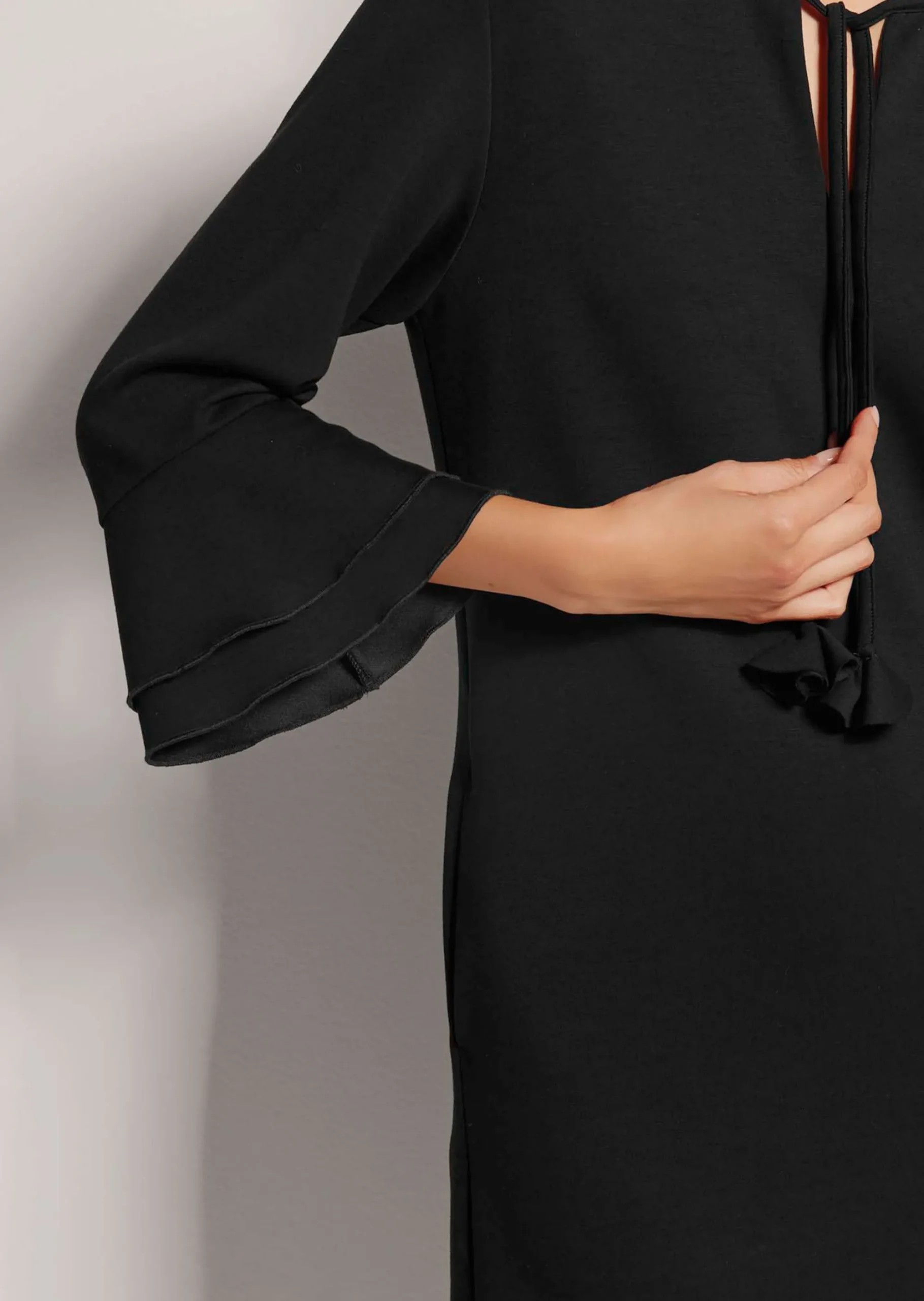 Etui-Kleid mit Trompetenärmeln
