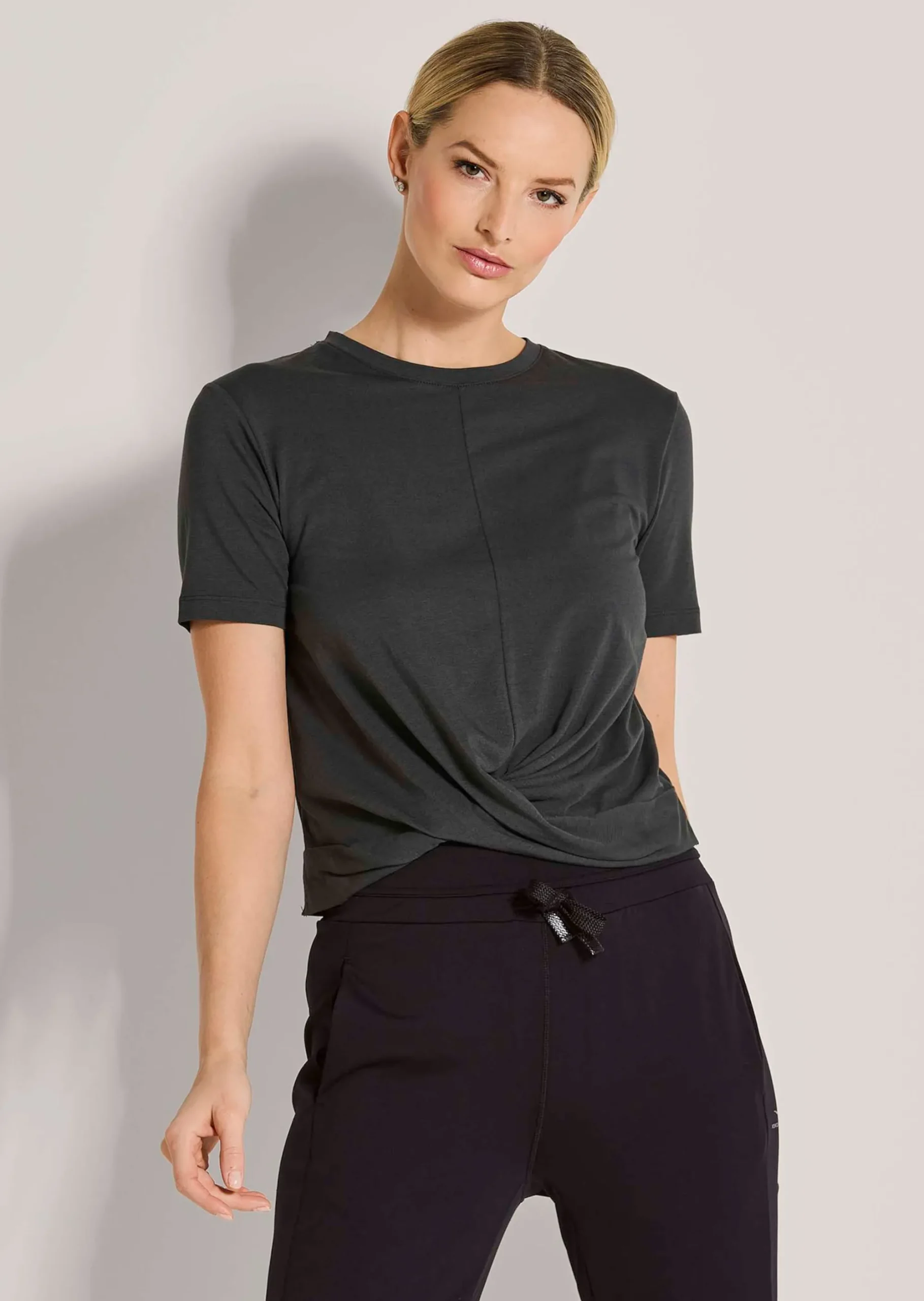 Feminines Sportshirt mit Wickeloptik