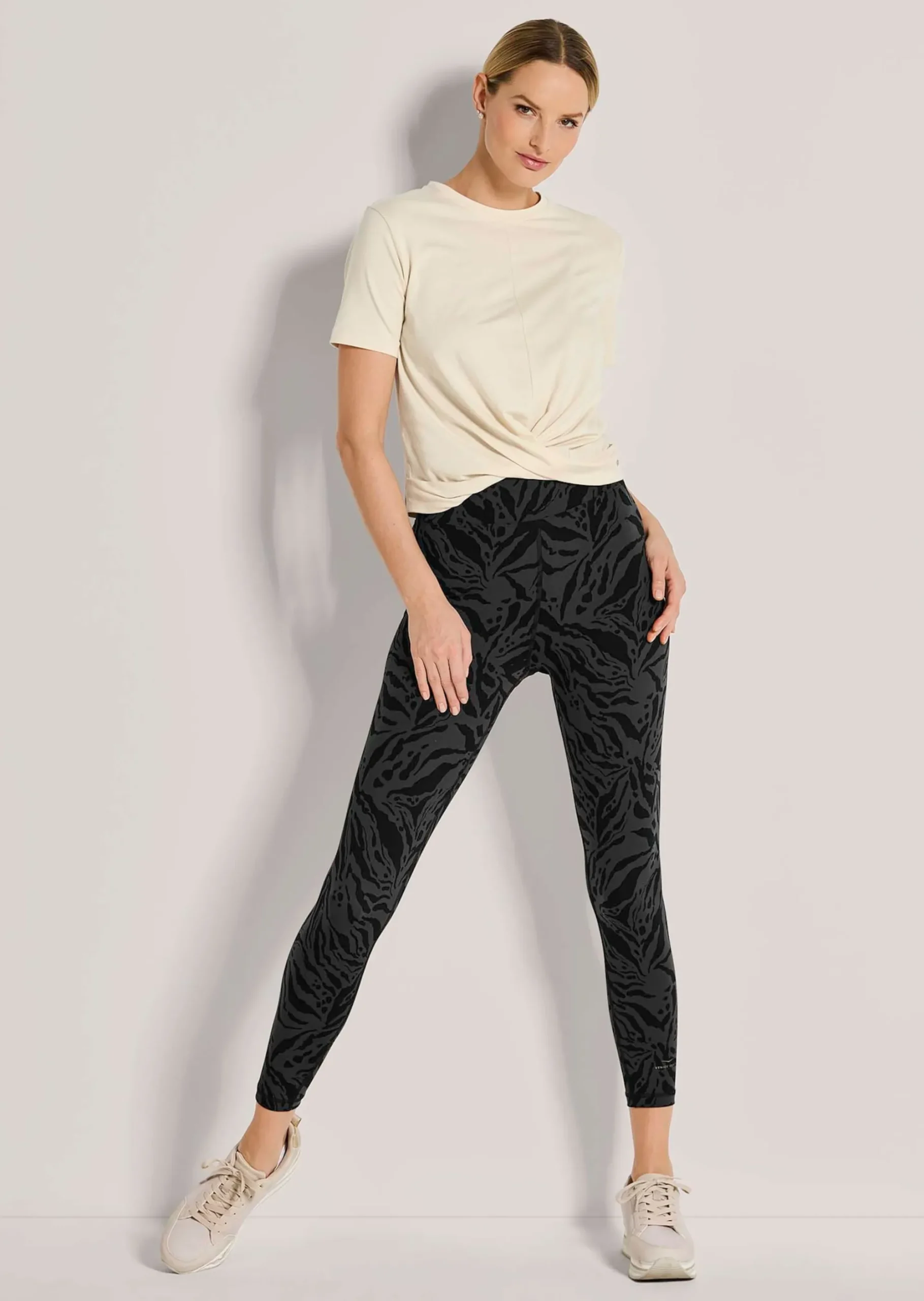 Feminines Sportshirt mit Wickeloptik