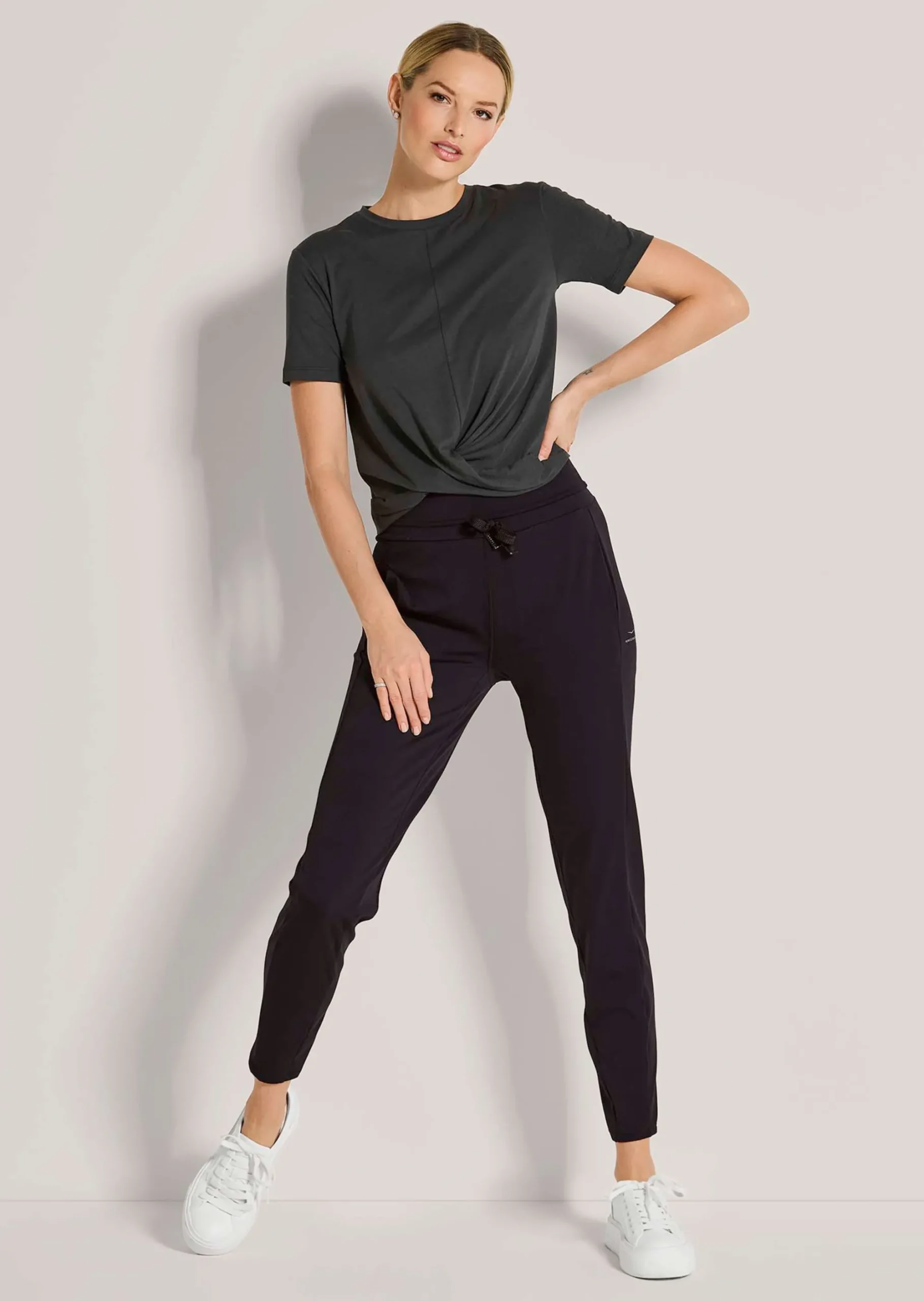 Feminines Sportshirt mit Wickeloptik