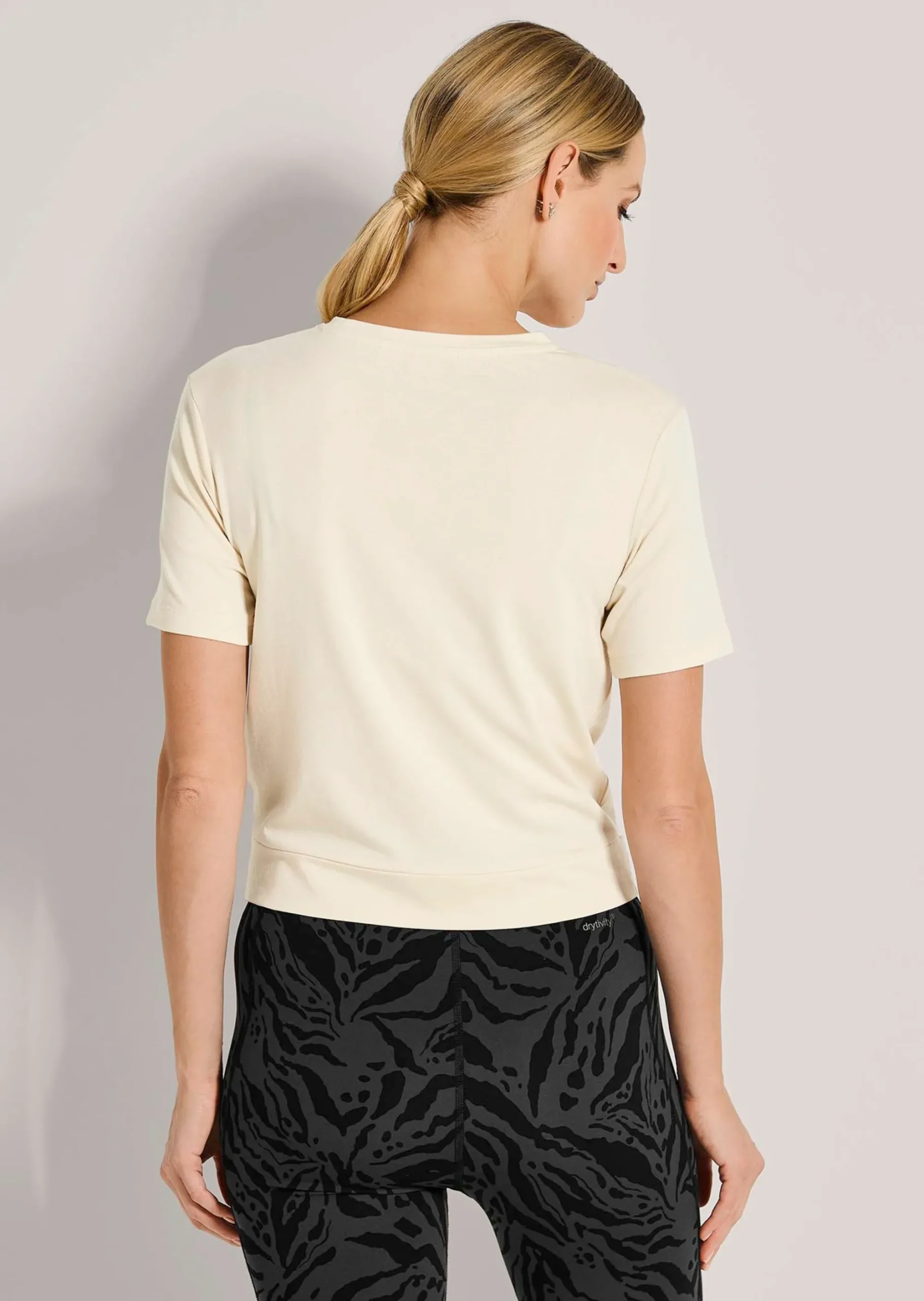 Feminines Sportshirt mit Wickeloptik