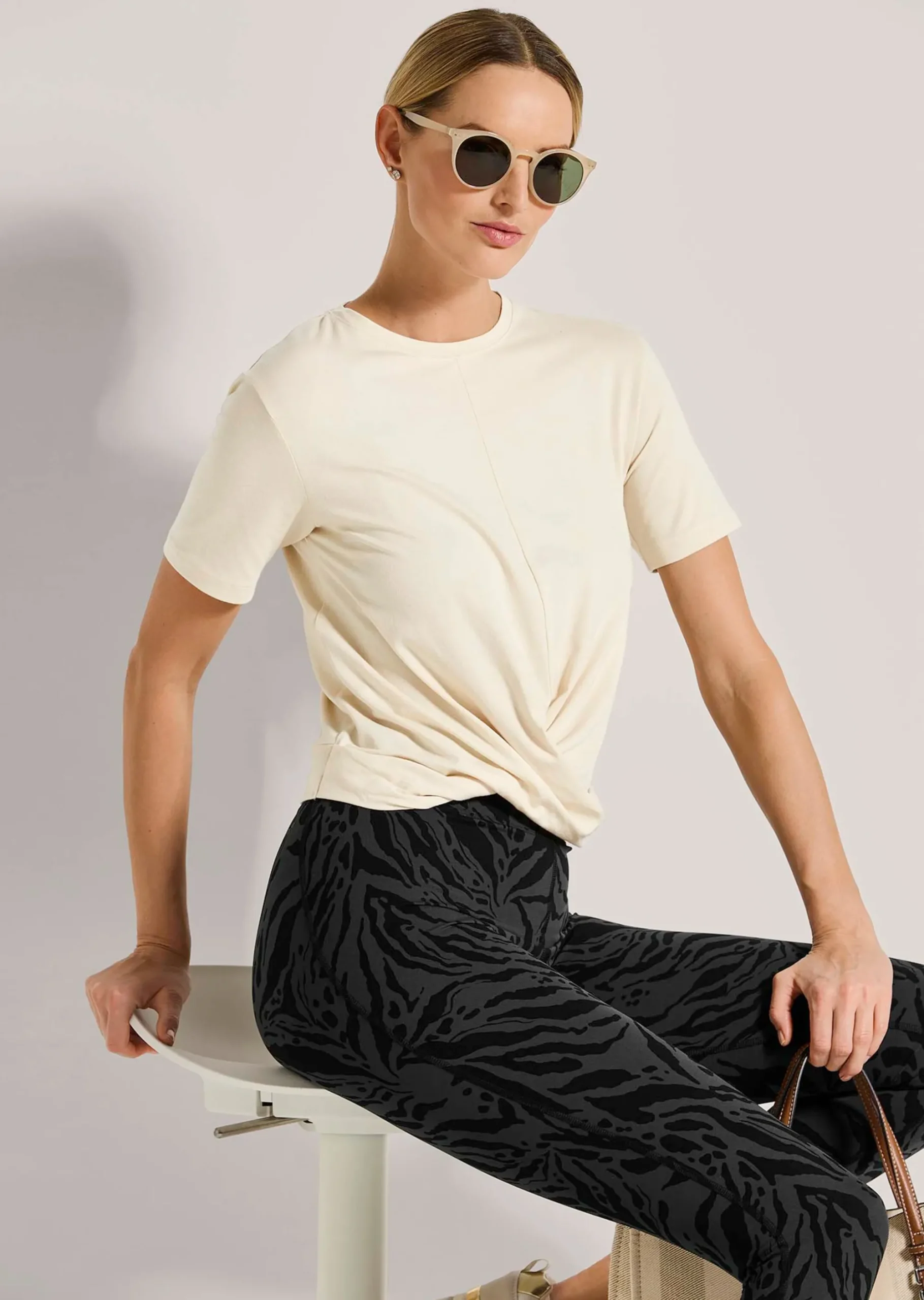 Feminines Sportshirt mit Wickeloptik