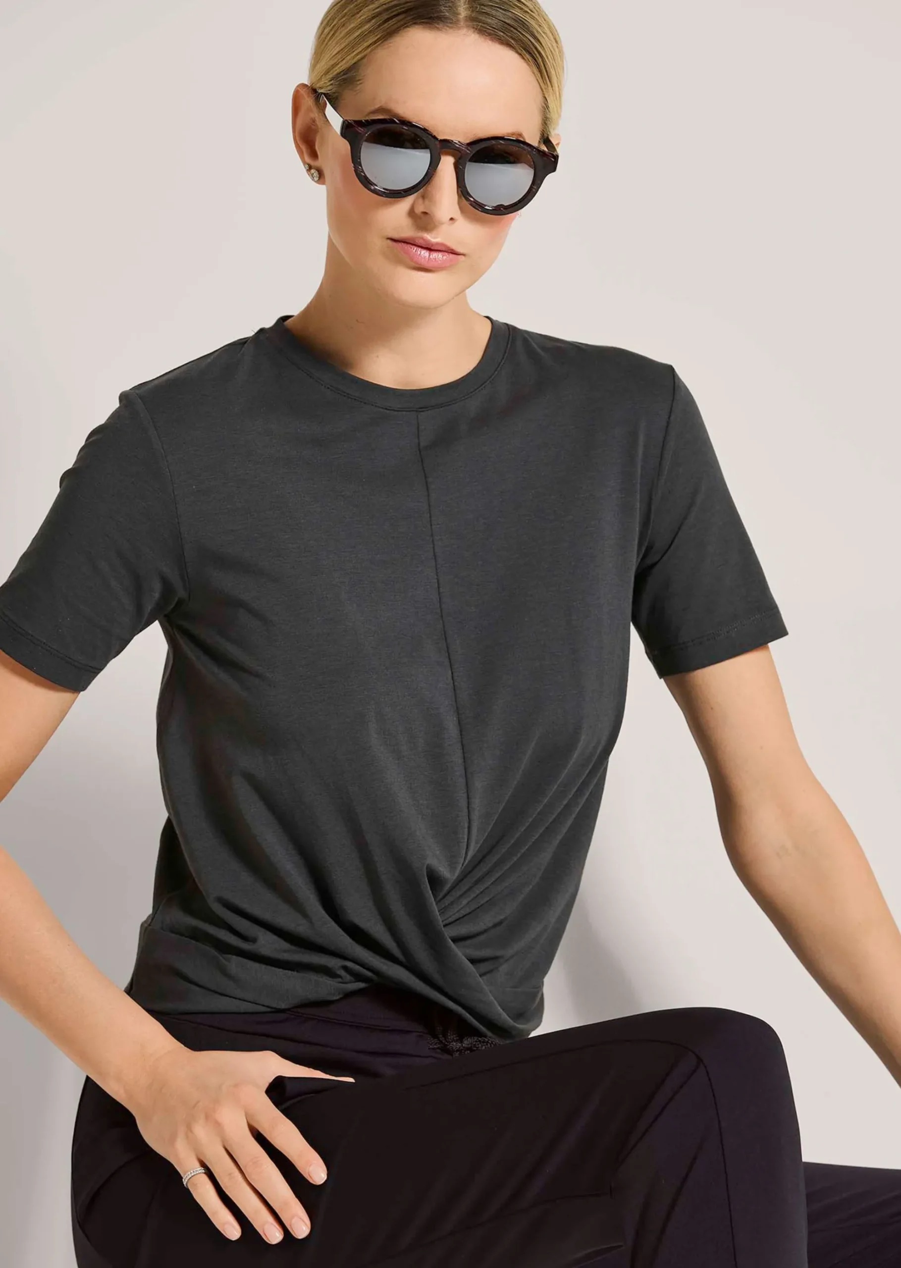 Feminines Sportshirt mit Wickeloptik