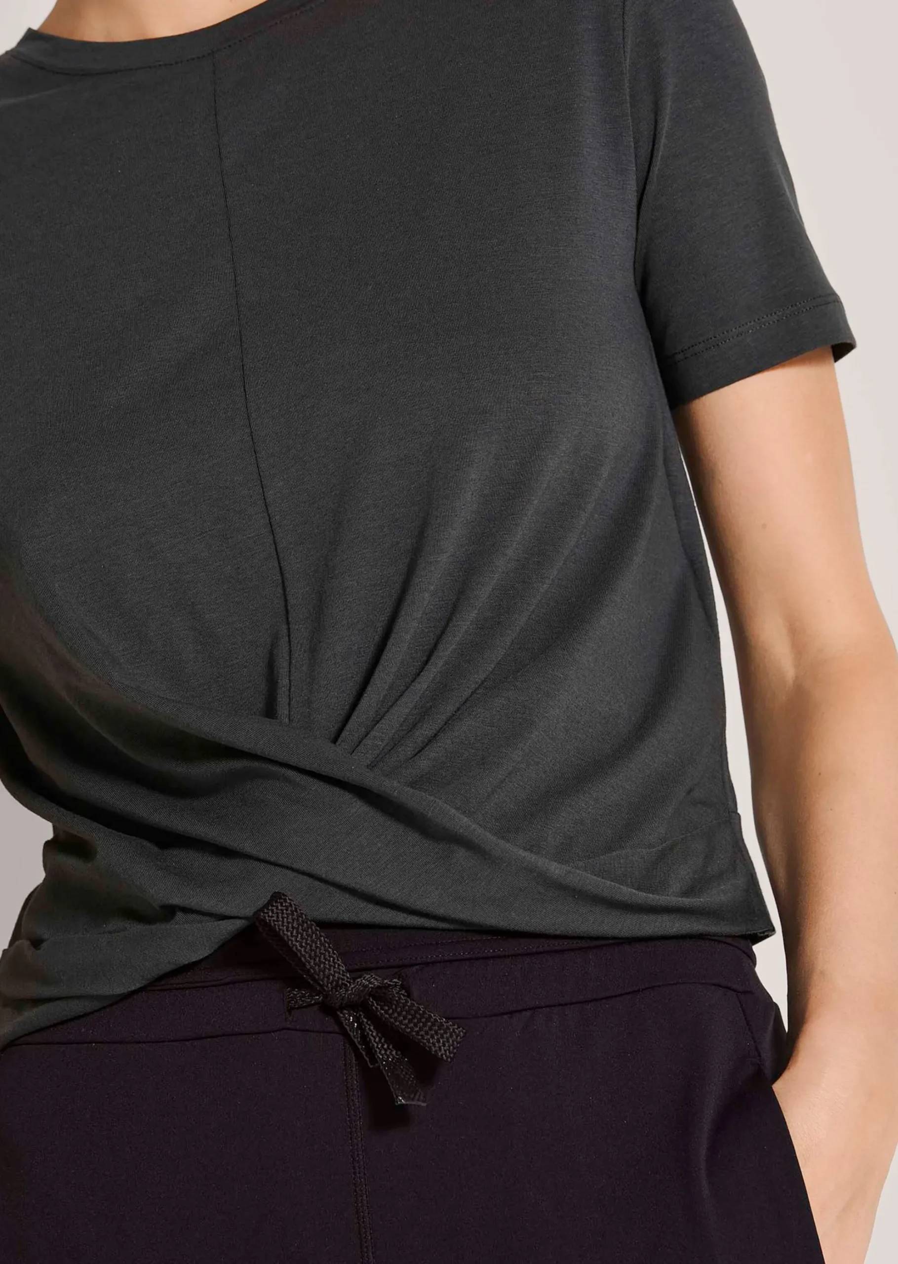 Feminines Sportshirt mit Wickeloptik