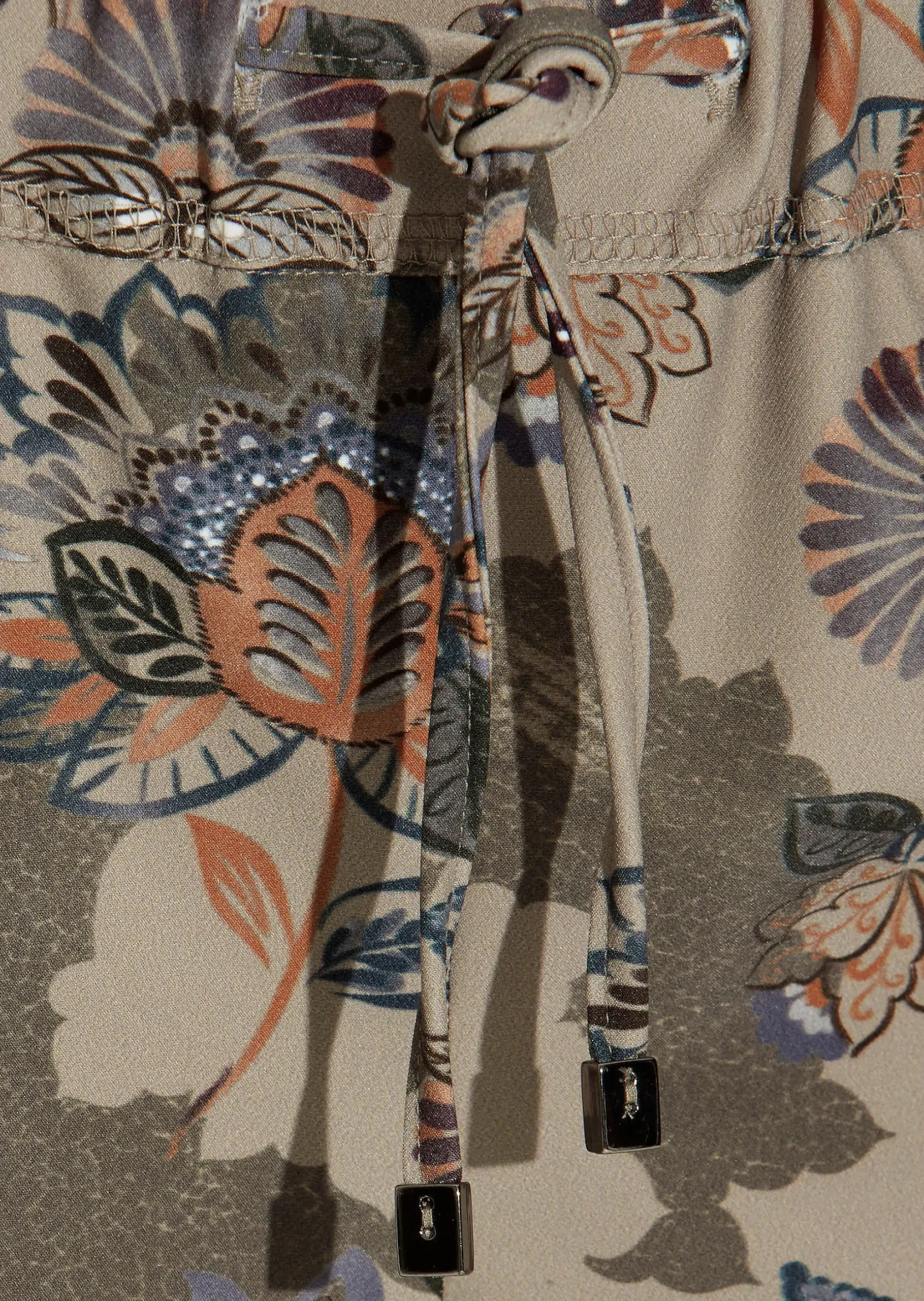 Hose mit Blumenmuster