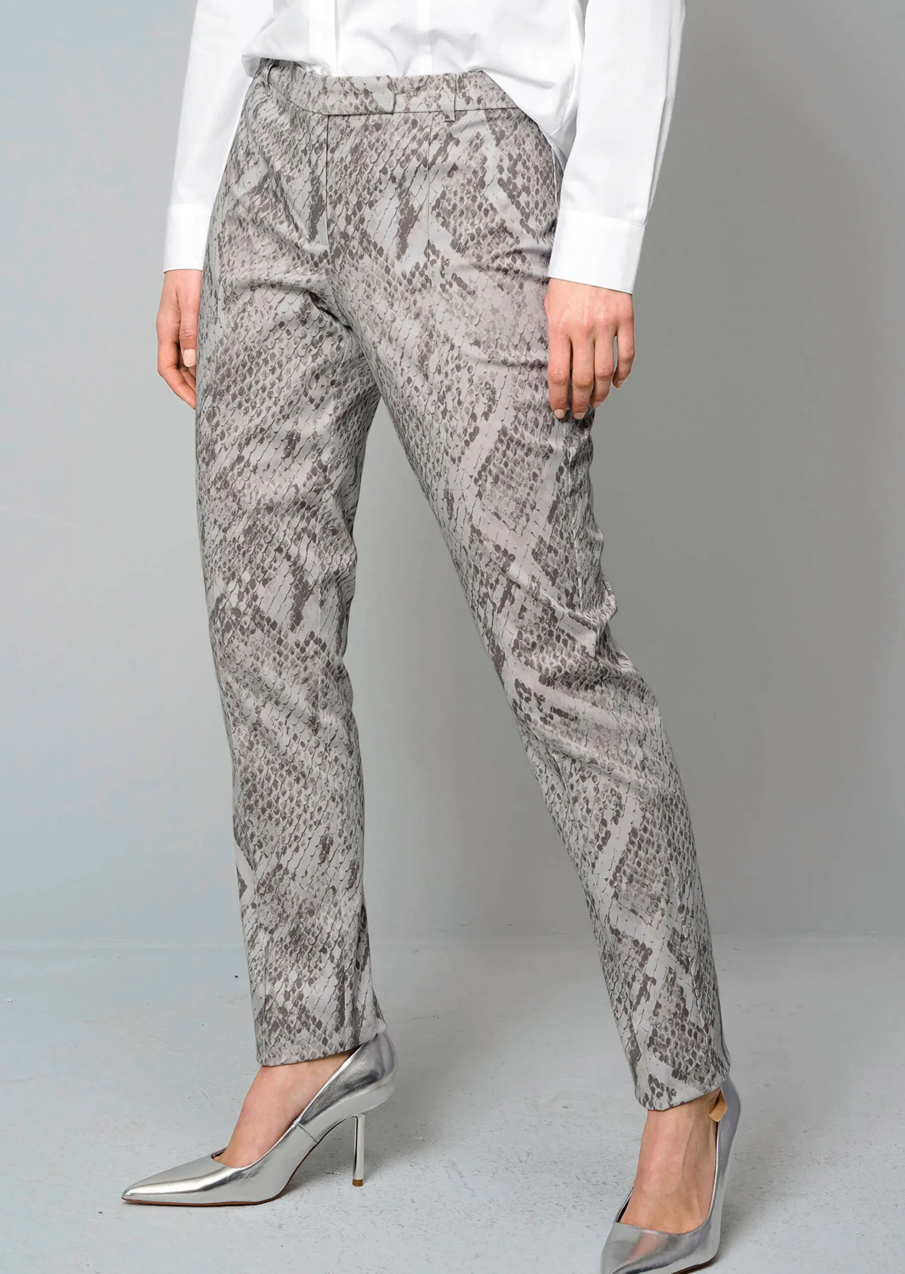 Hose mit Schlangenprint