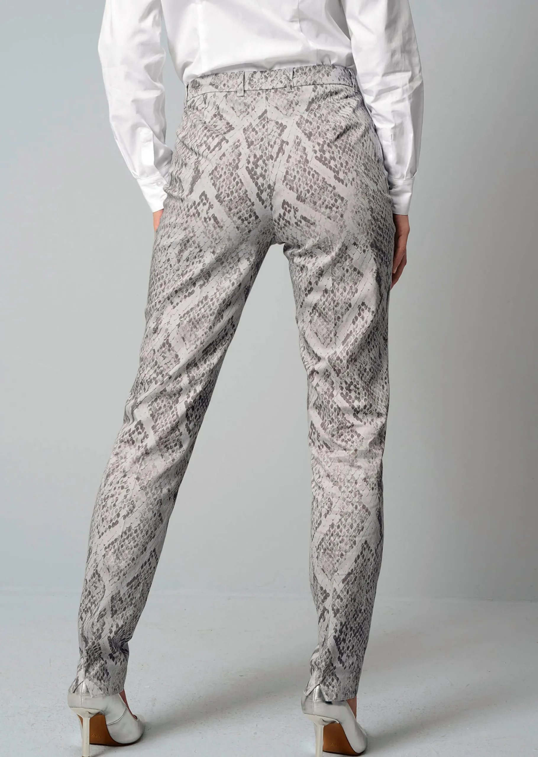 Hose mit Schlangenprint