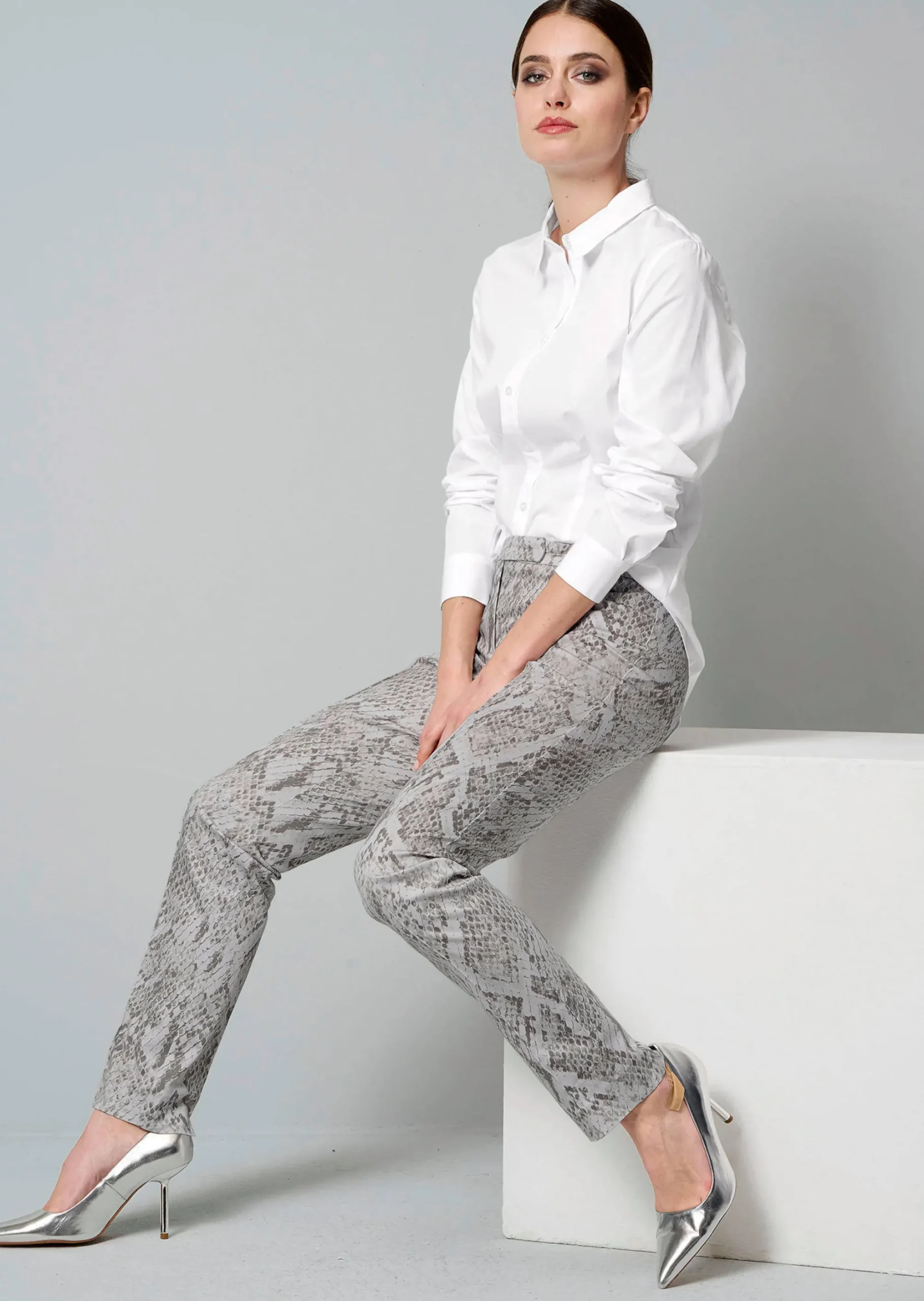 Hose mit Schlangenprint