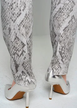 Hose mit Schlangenprint