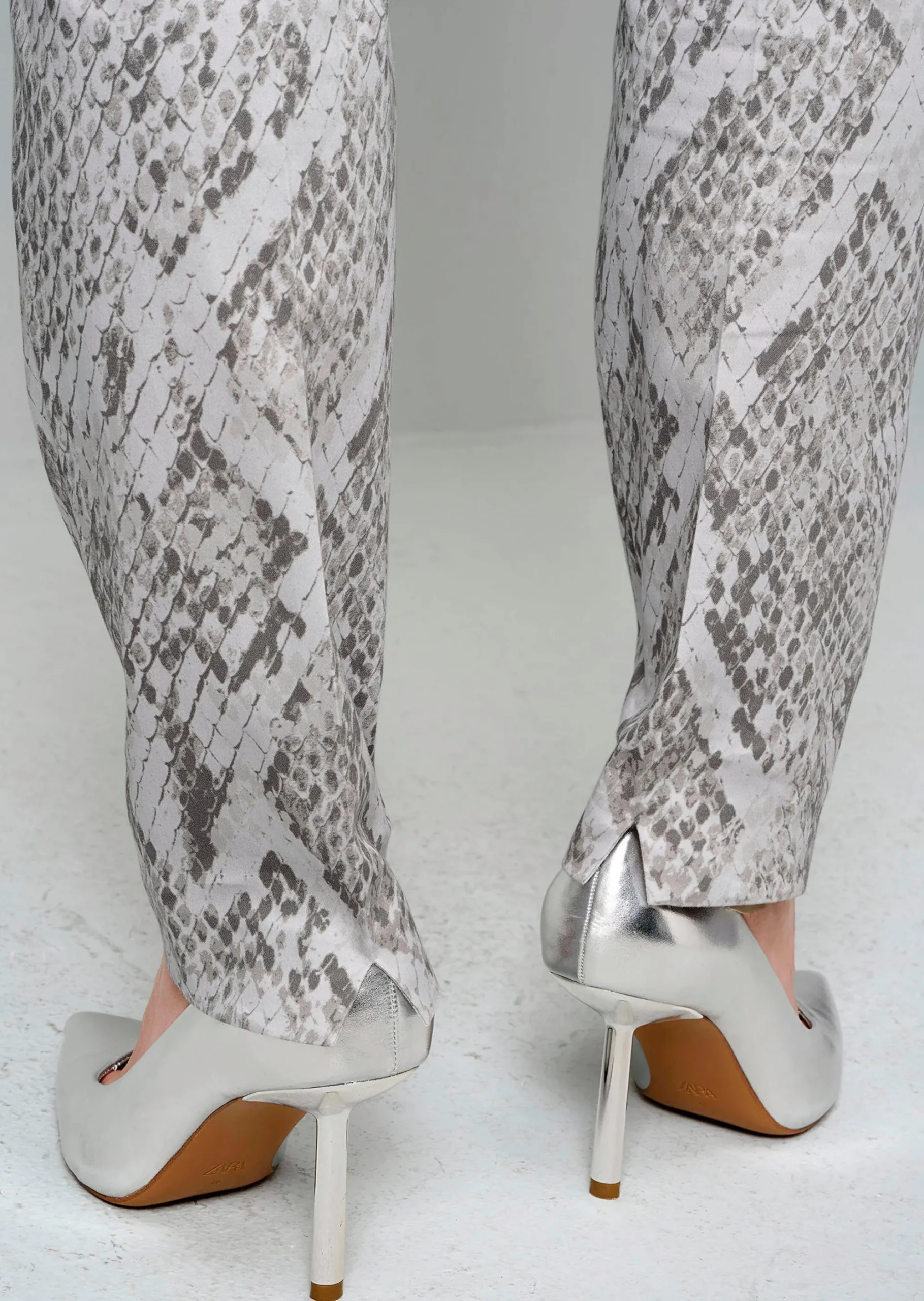 Hose mit Schlangenprint