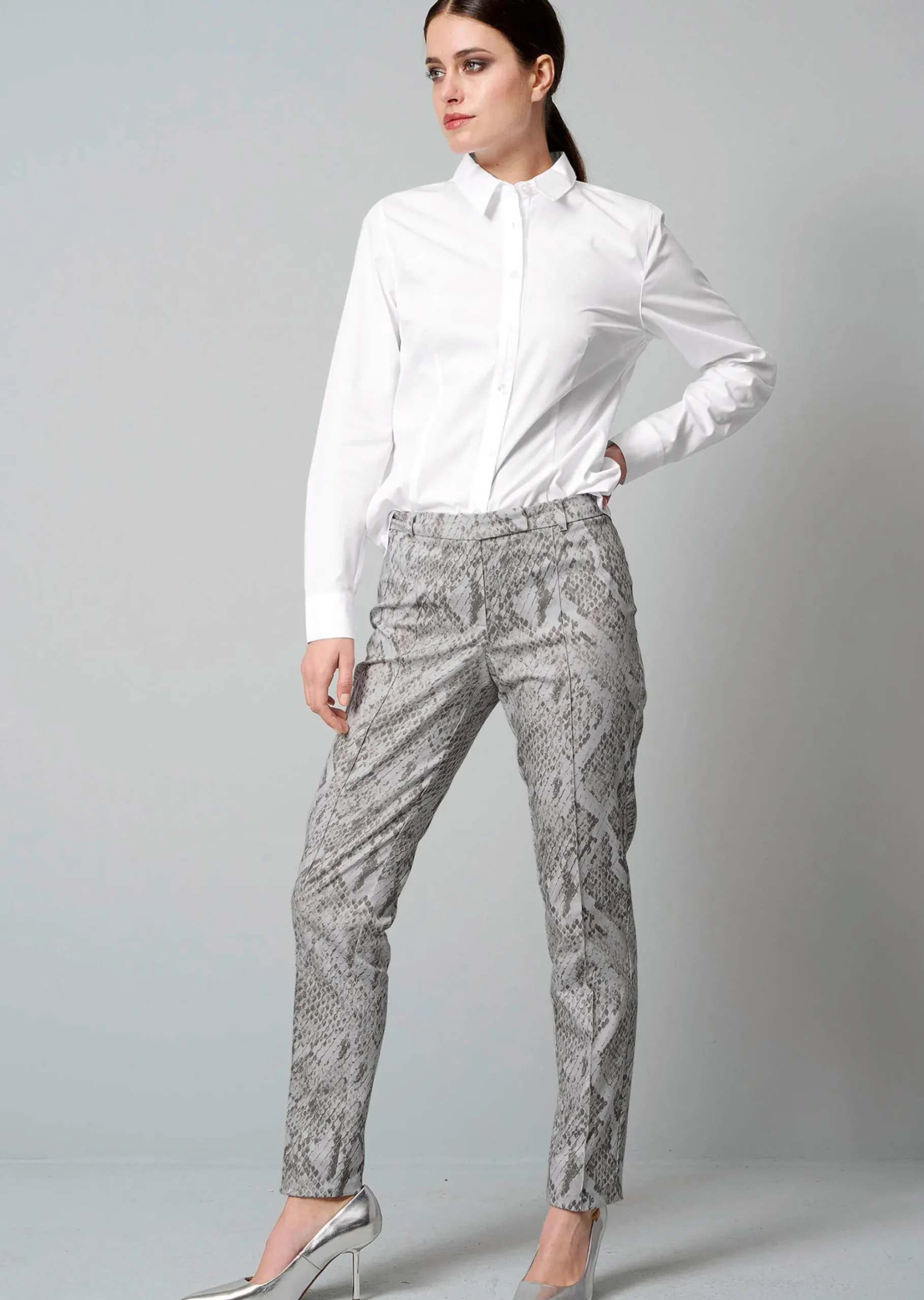 Hose mit Schlangenprint