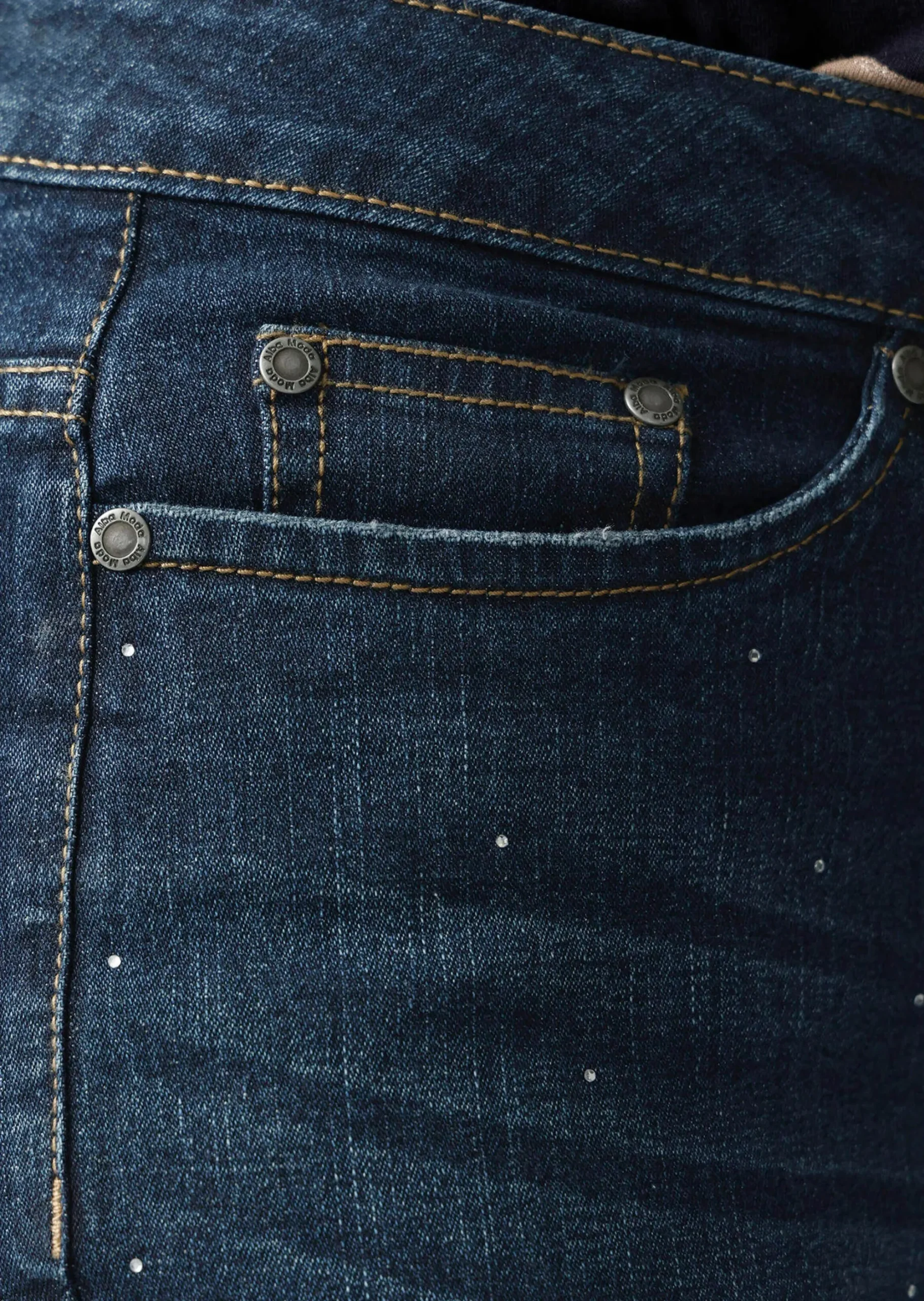 Jeans mit Nietenverzierung