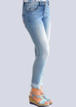 Jeans mit Ornamentstickerei