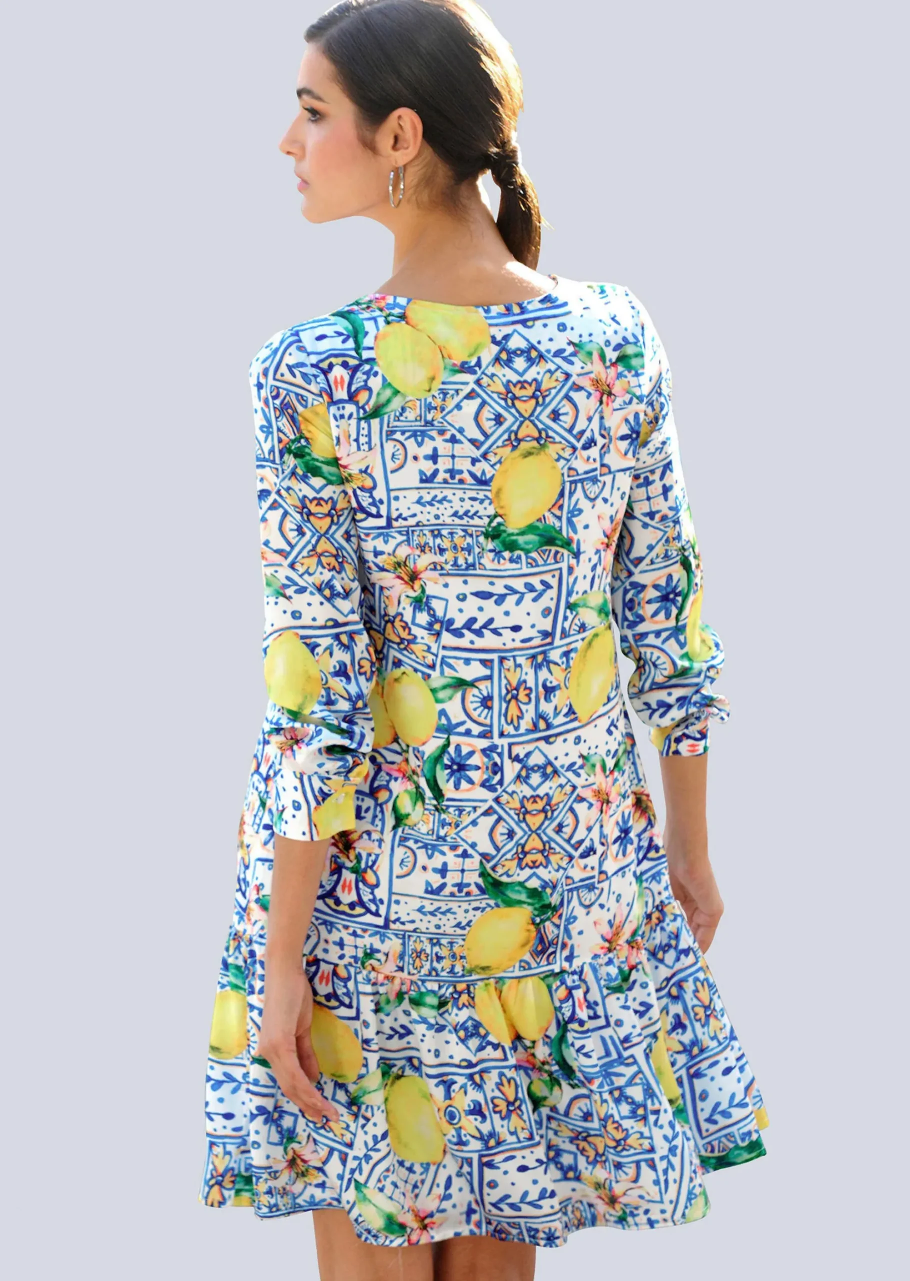 Kleid in sommerlichen Dessin