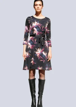 Kleid mit Bindegürtel
