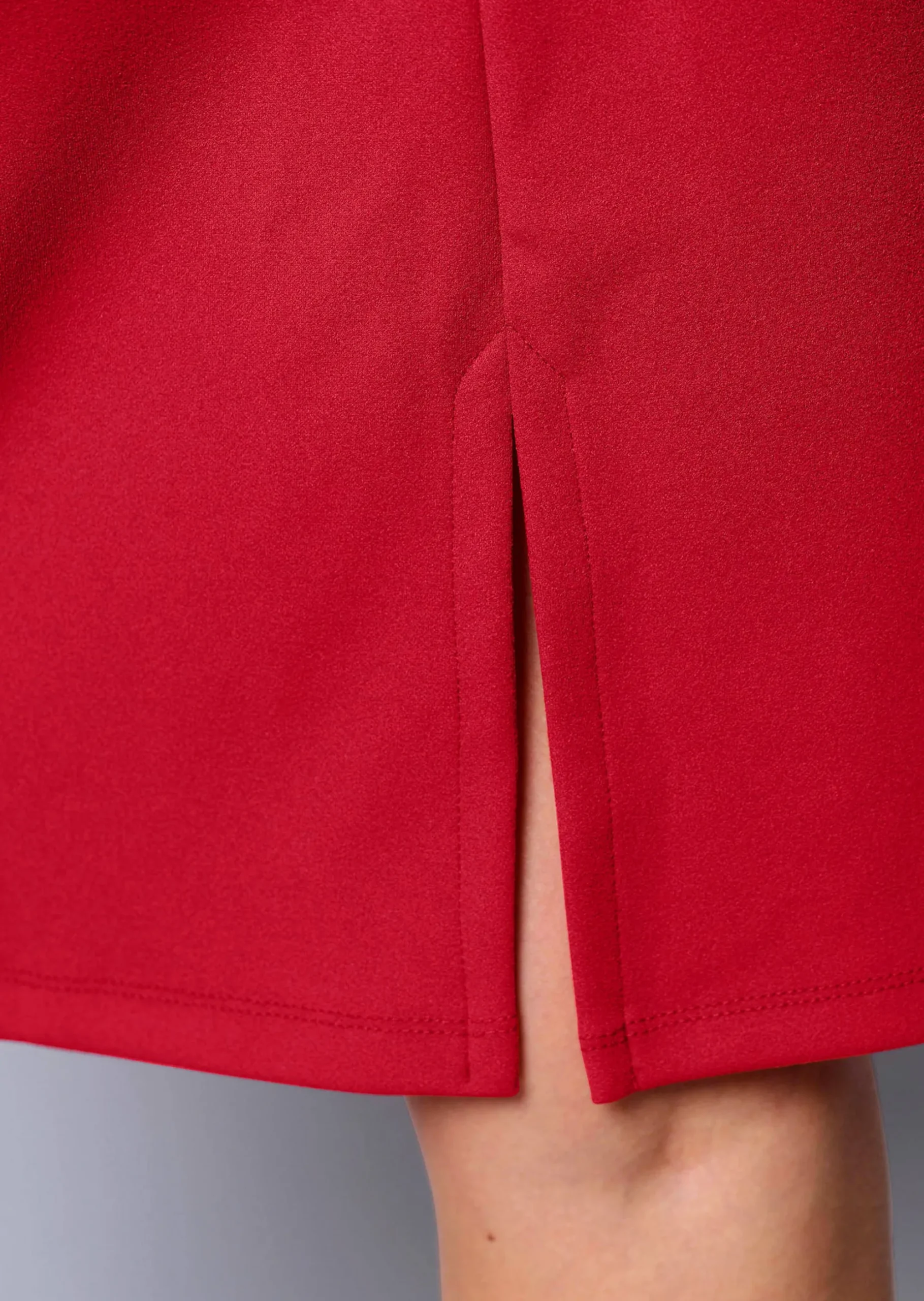 Kleid mit seitlicher Raffung