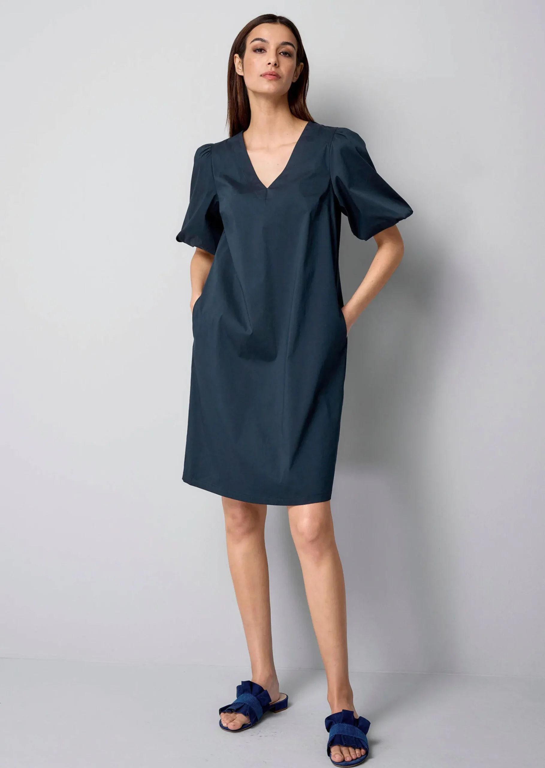 Kleid mit V-Ausschnitt