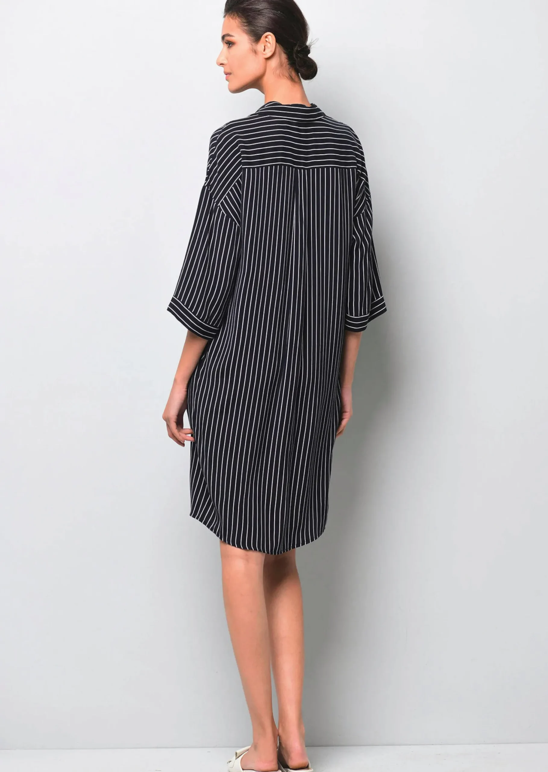 Kleid mit V-Ausschnitt