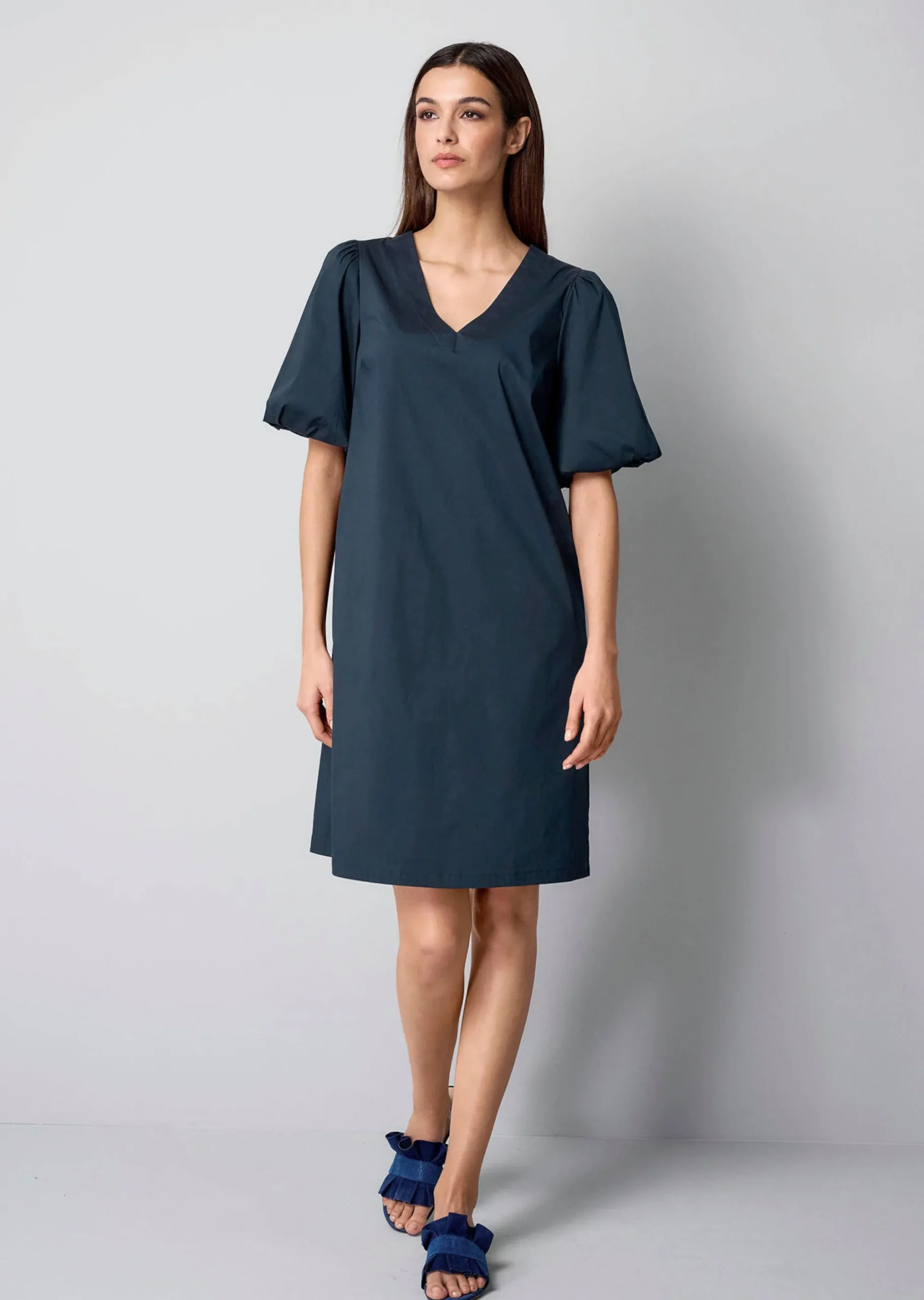 Kleid mit V-Ausschnitt