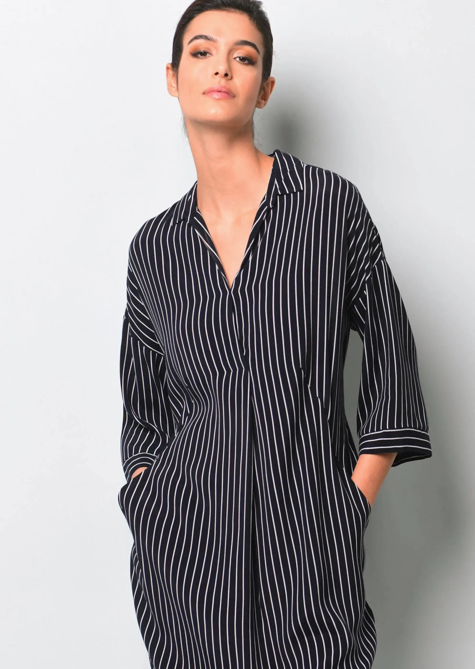 Kleid mit V-Ausschnitt