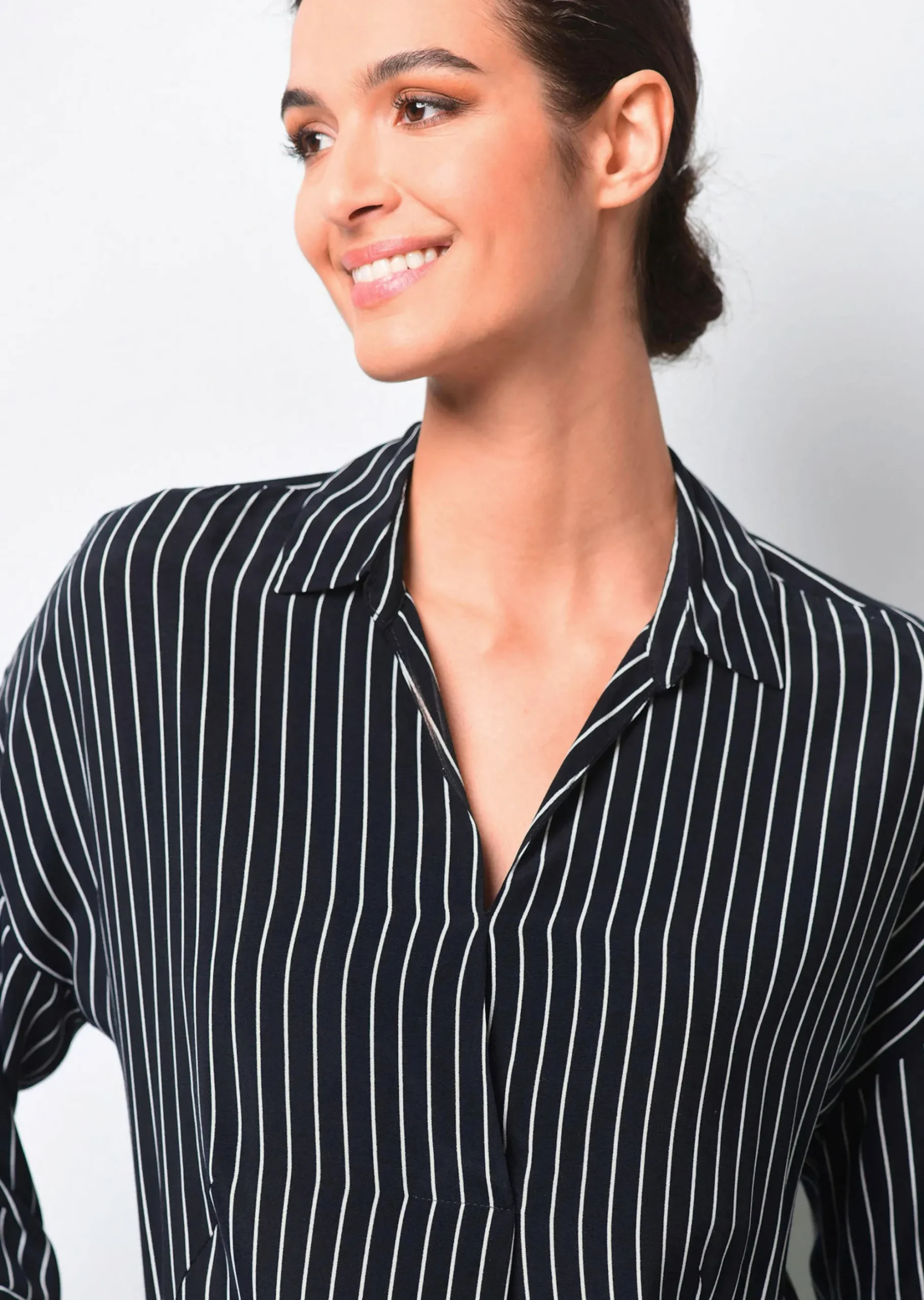 Kleid mit V-Ausschnitt