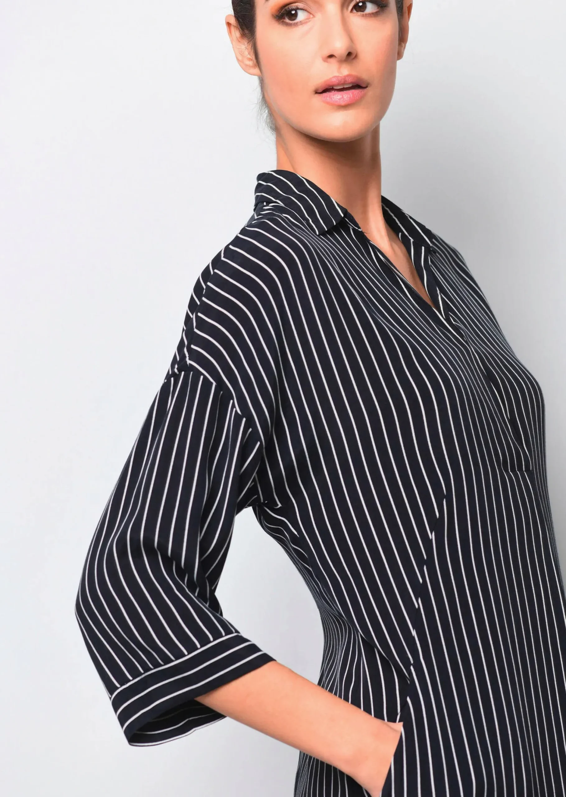 Kleid mit V-Ausschnitt