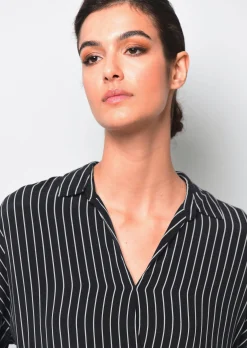 Kleid mit V-Ausschnitt