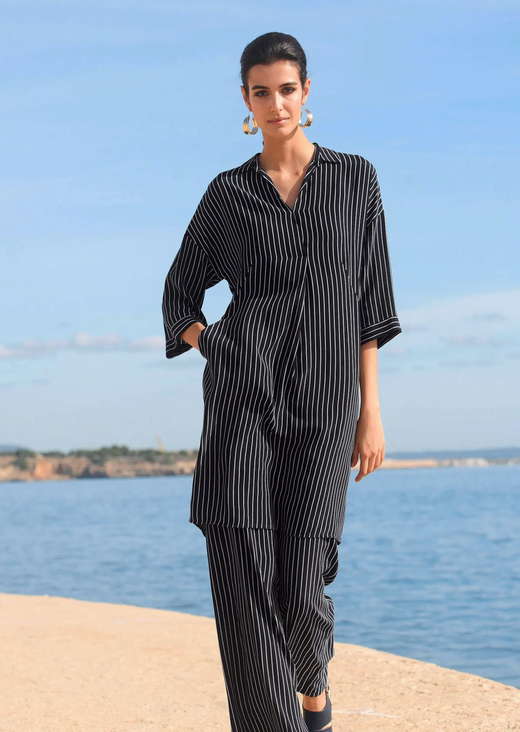 Kleid mit V-Ausschnitt