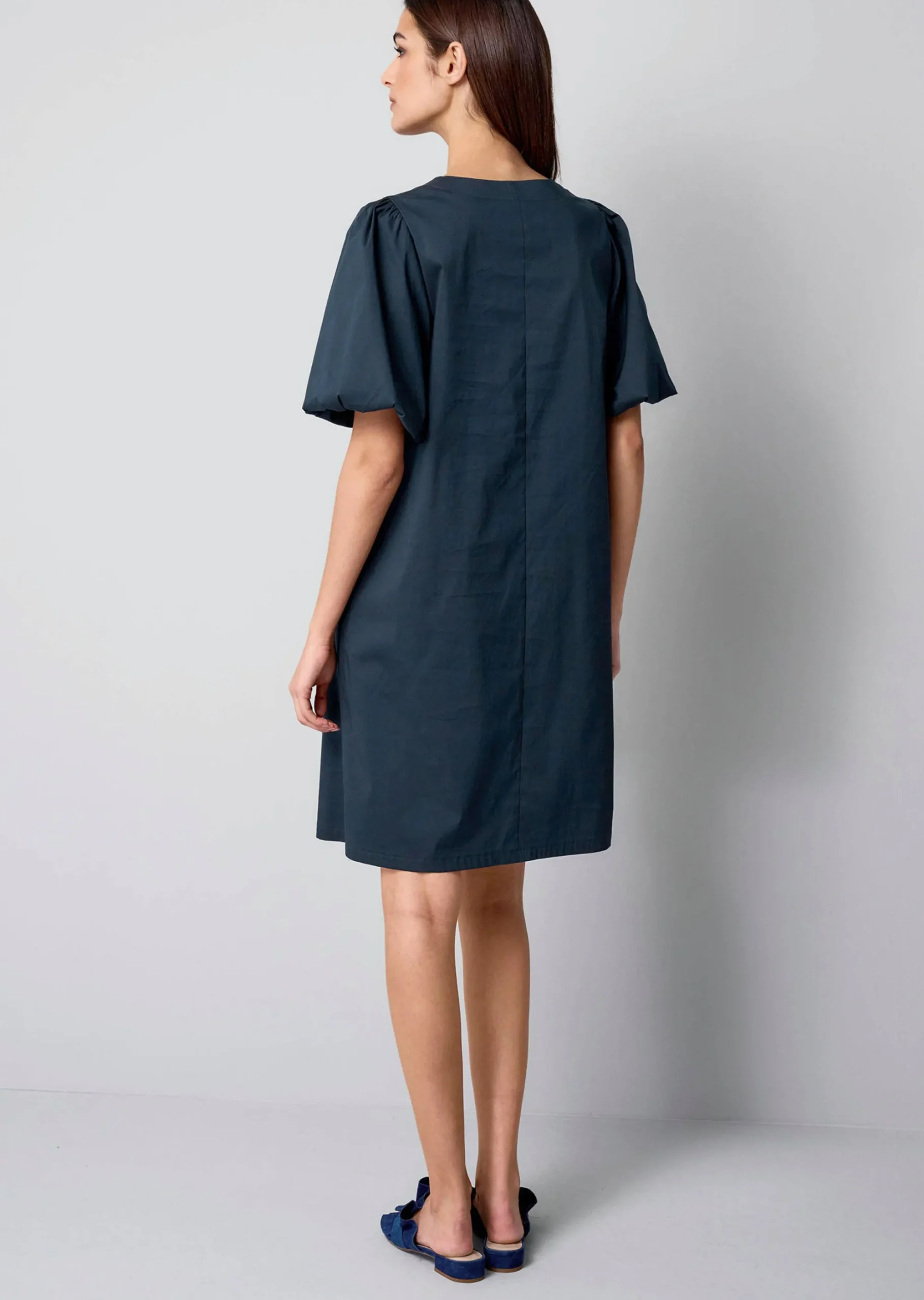 Kleid mit V-Ausschnitt
