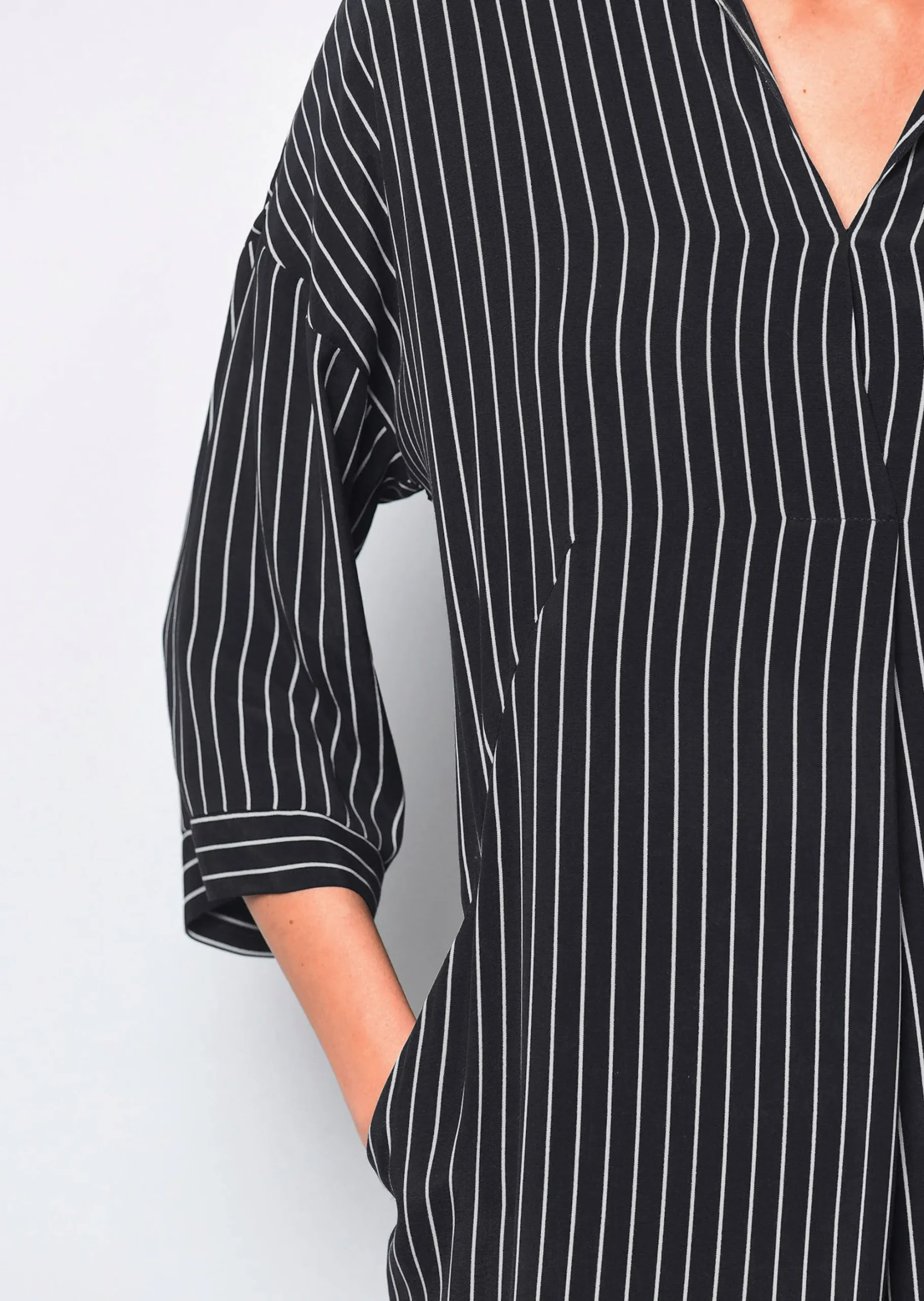 Kleid mit V-Ausschnitt