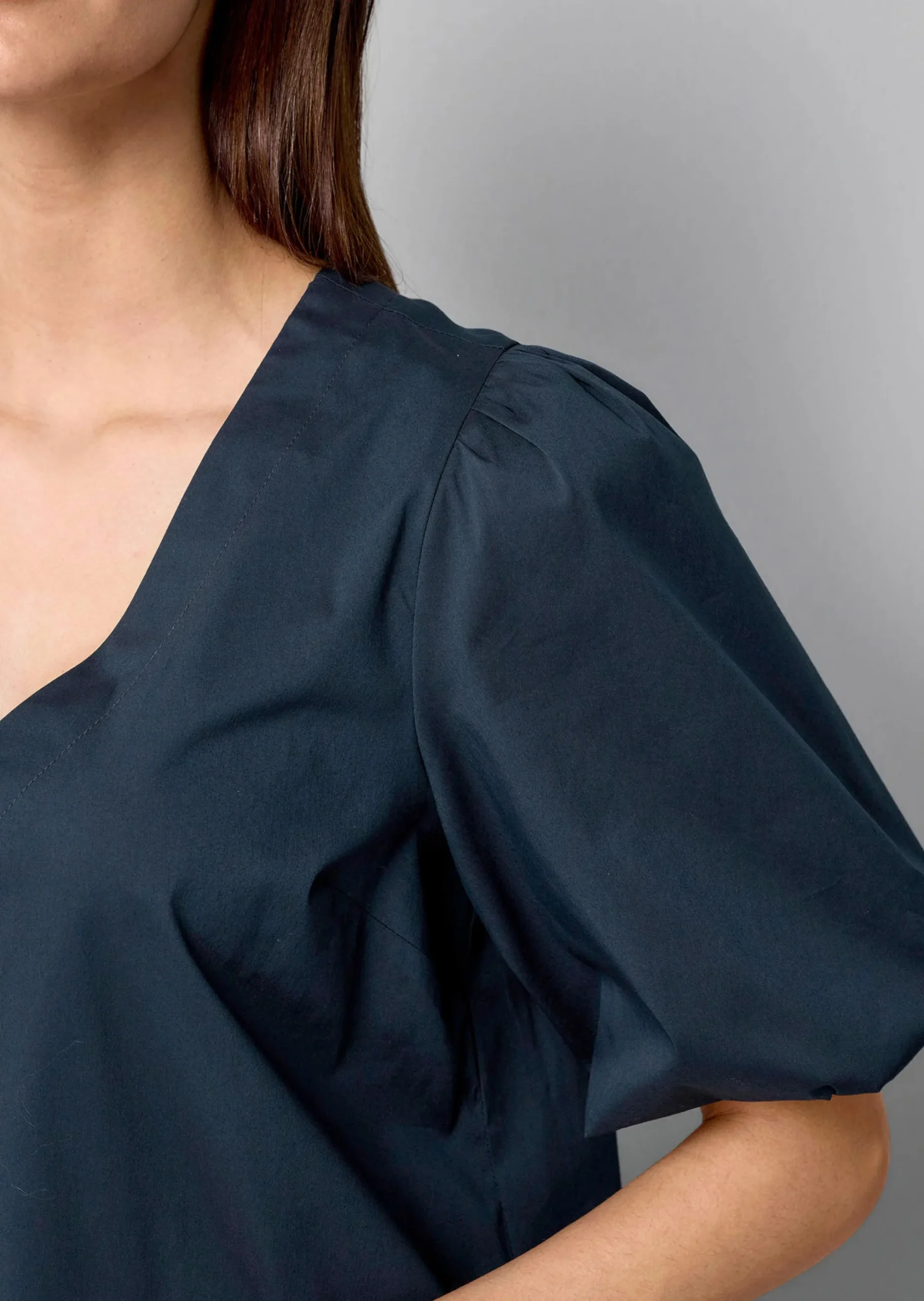 Kleid mit V-Ausschnitt
