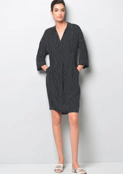 Kleid mit V-Ausschnitt
