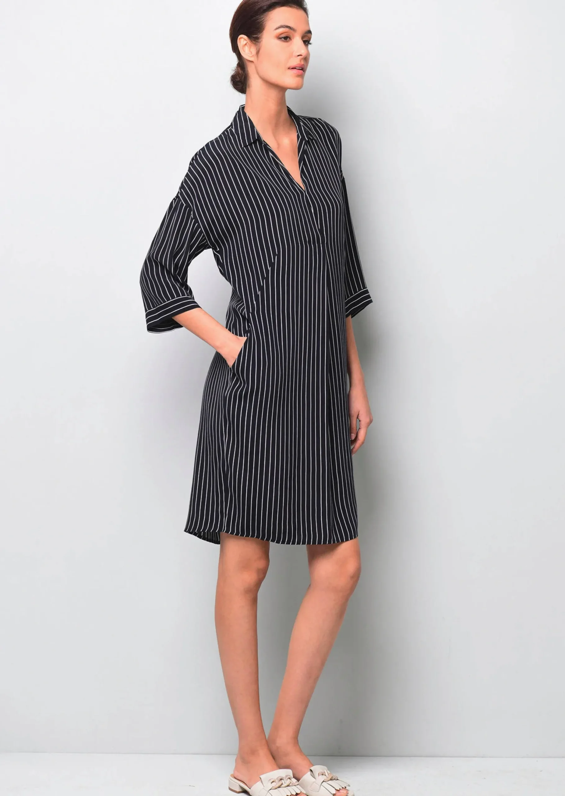 Kleid mit V-Ausschnitt