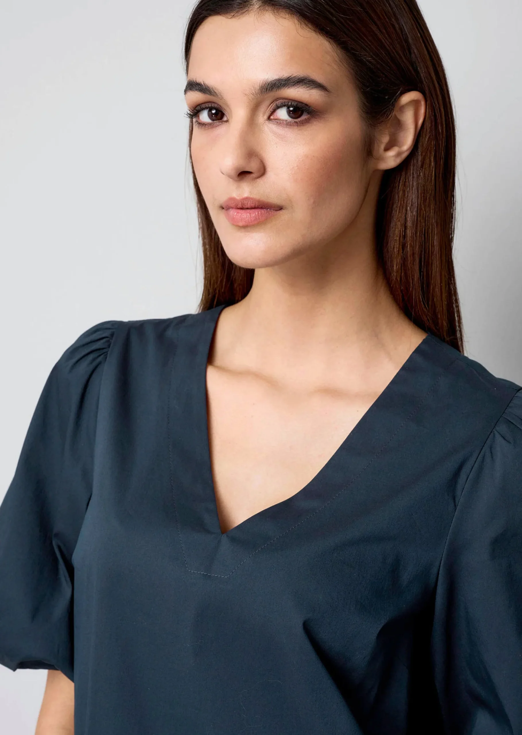 Kleid mit V-Ausschnitt