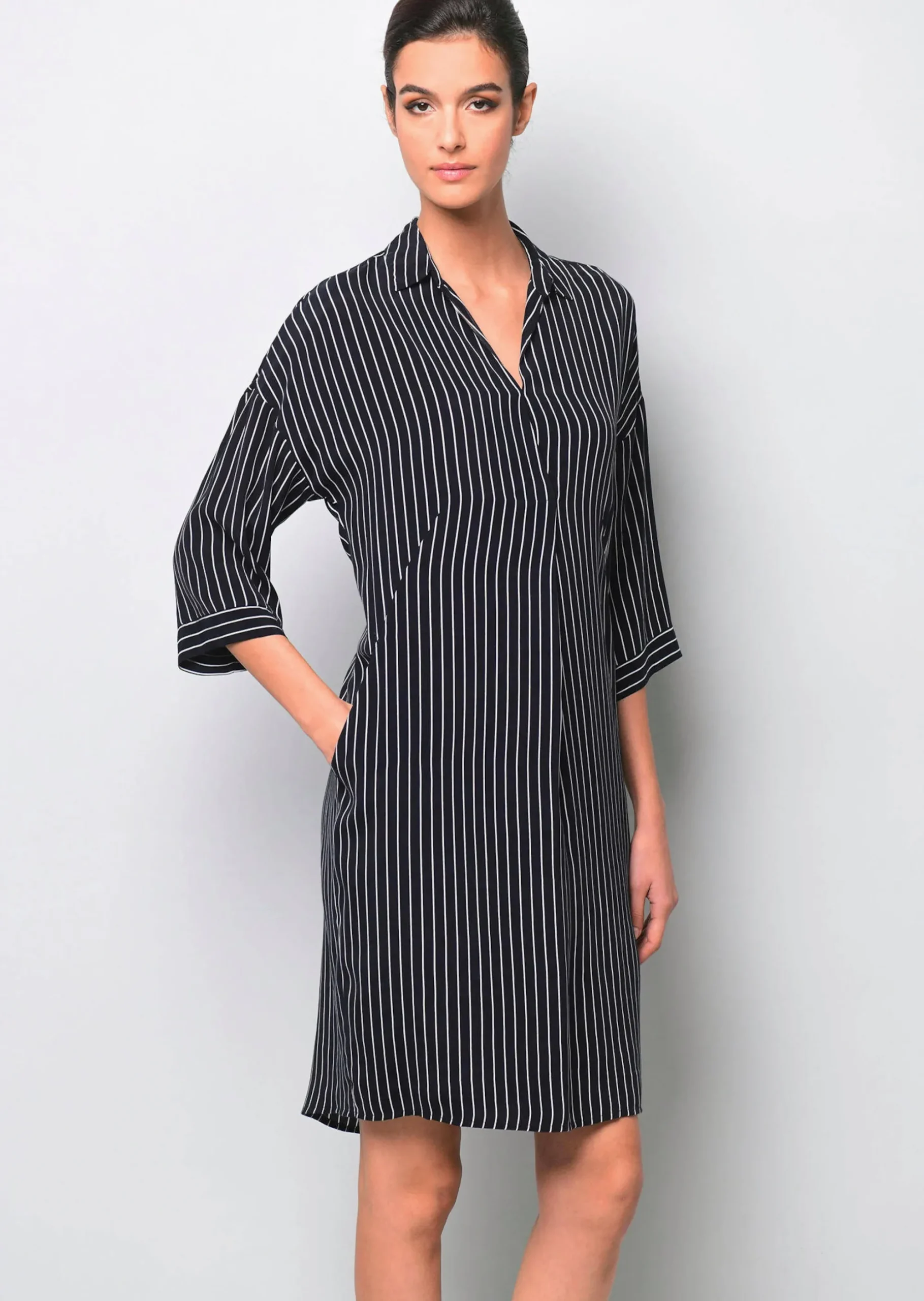 Kleid mit V-Ausschnitt