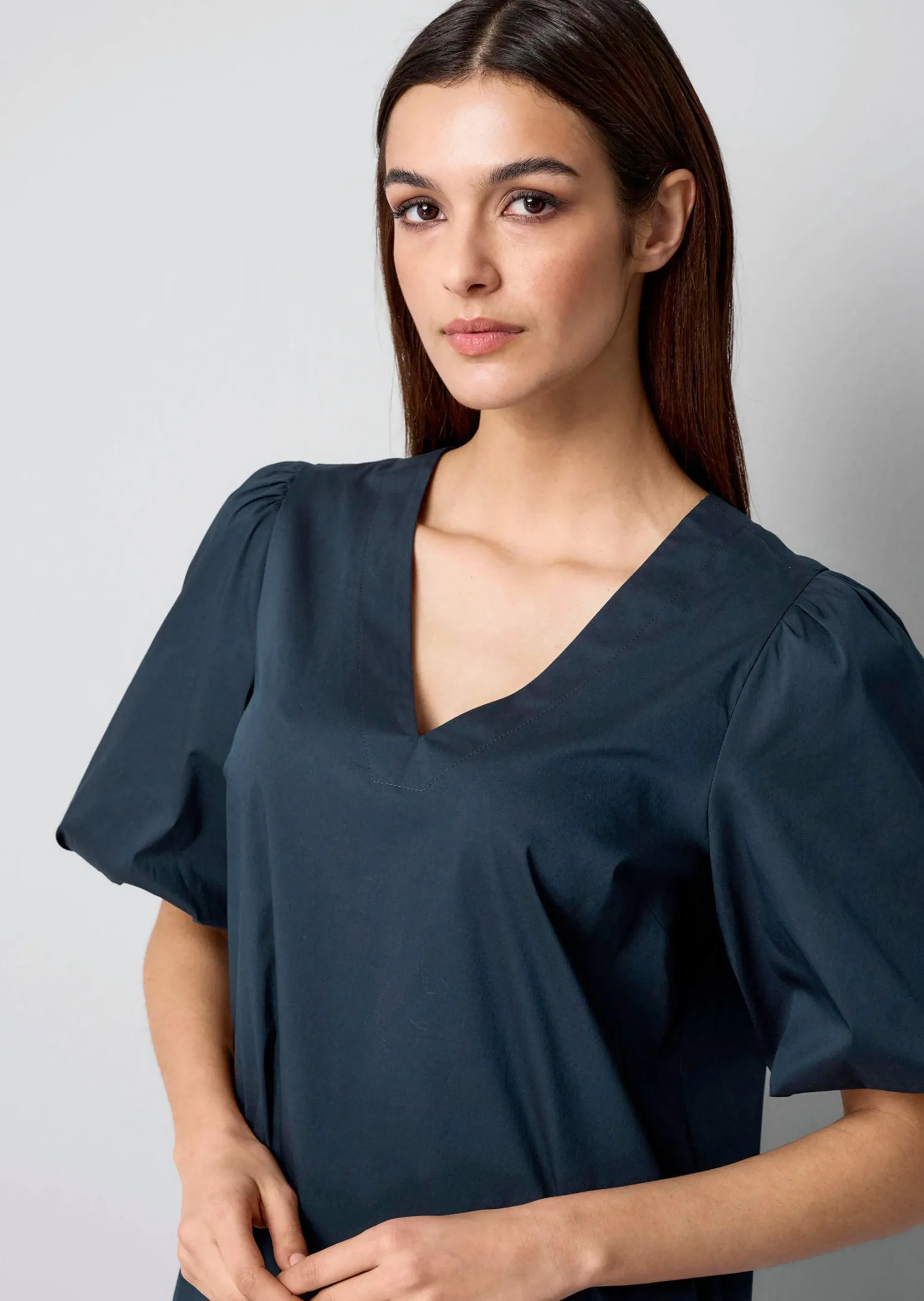 Kleid mit V-Ausschnitt