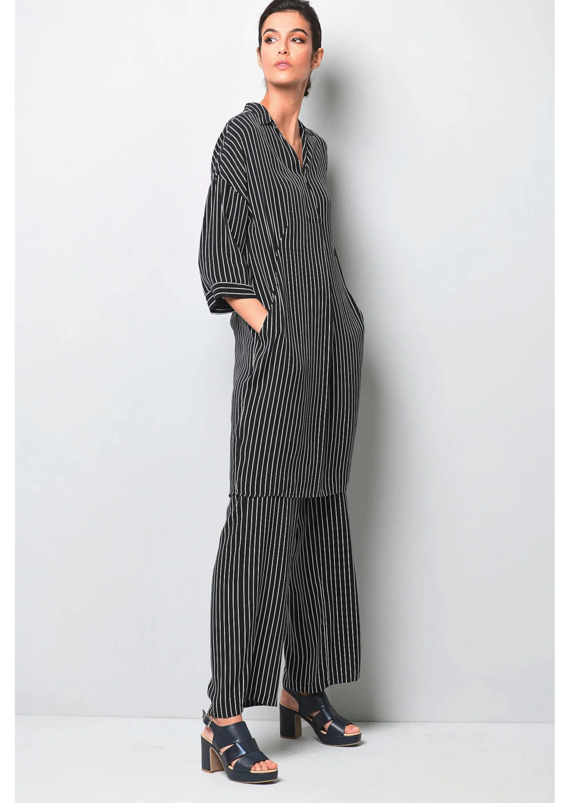Kleid mit V-Ausschnitt