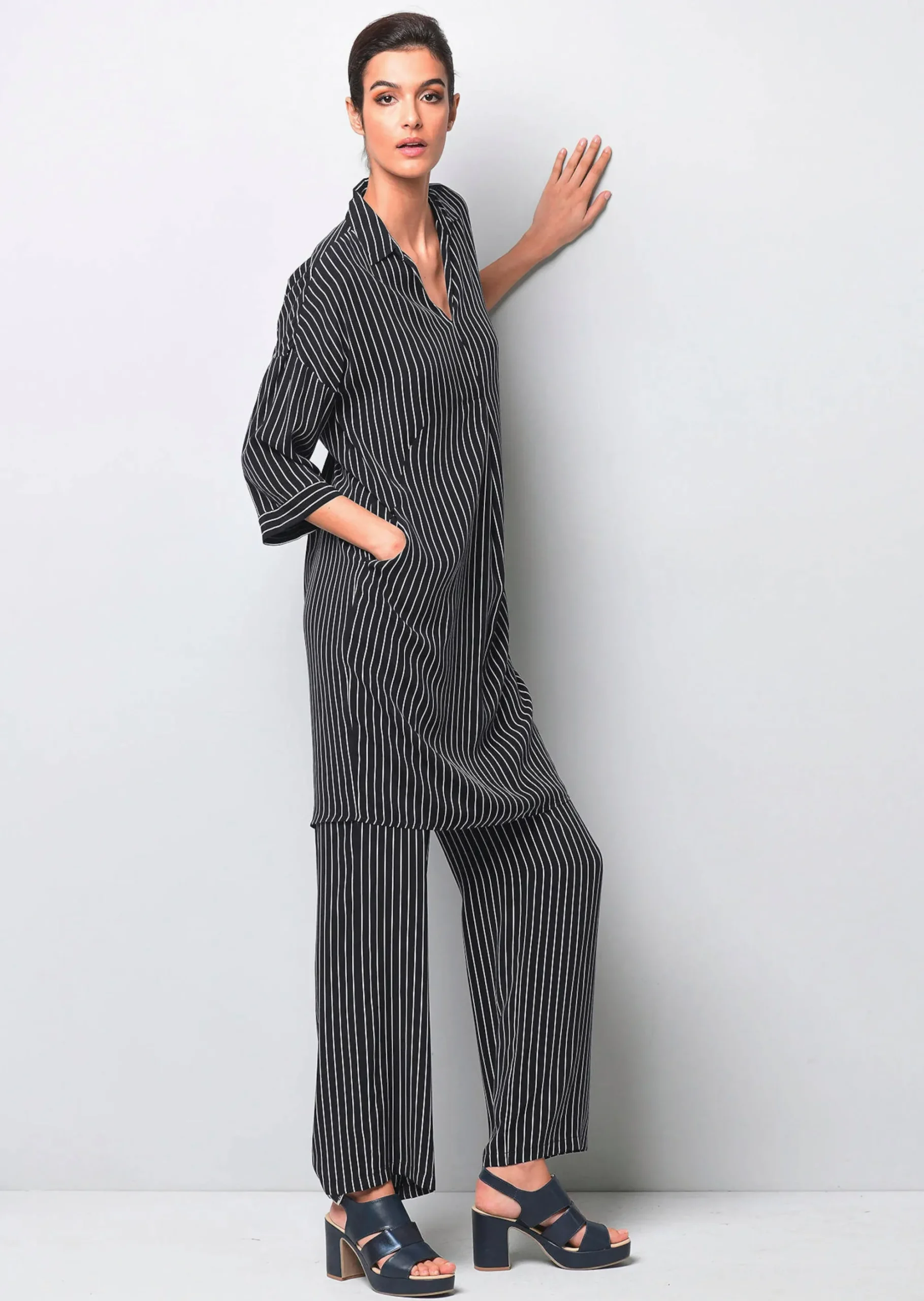 Kleid mit V-Ausschnitt