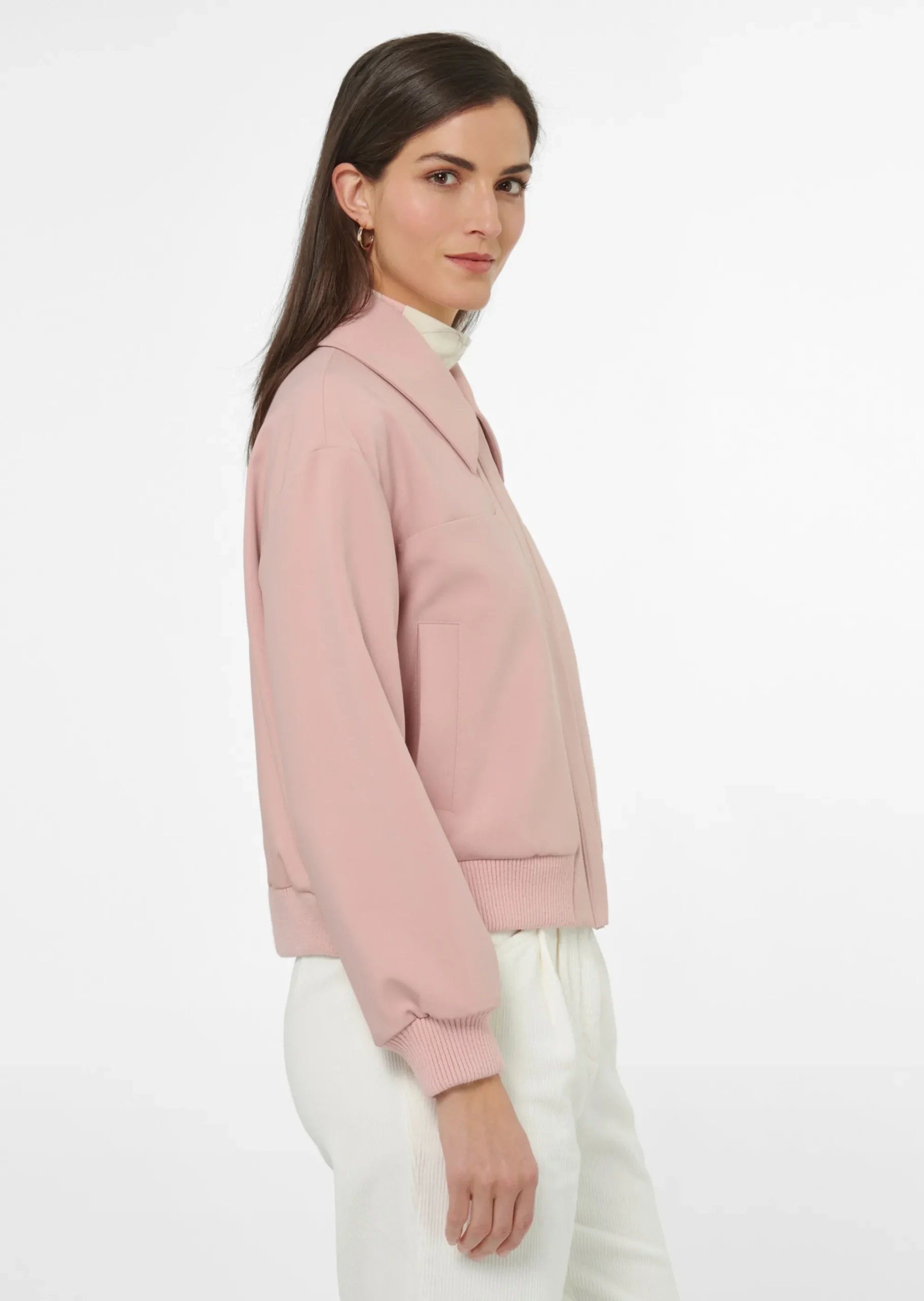 Kurz-Blouson mit Reißverschluss und Strickbündchen.