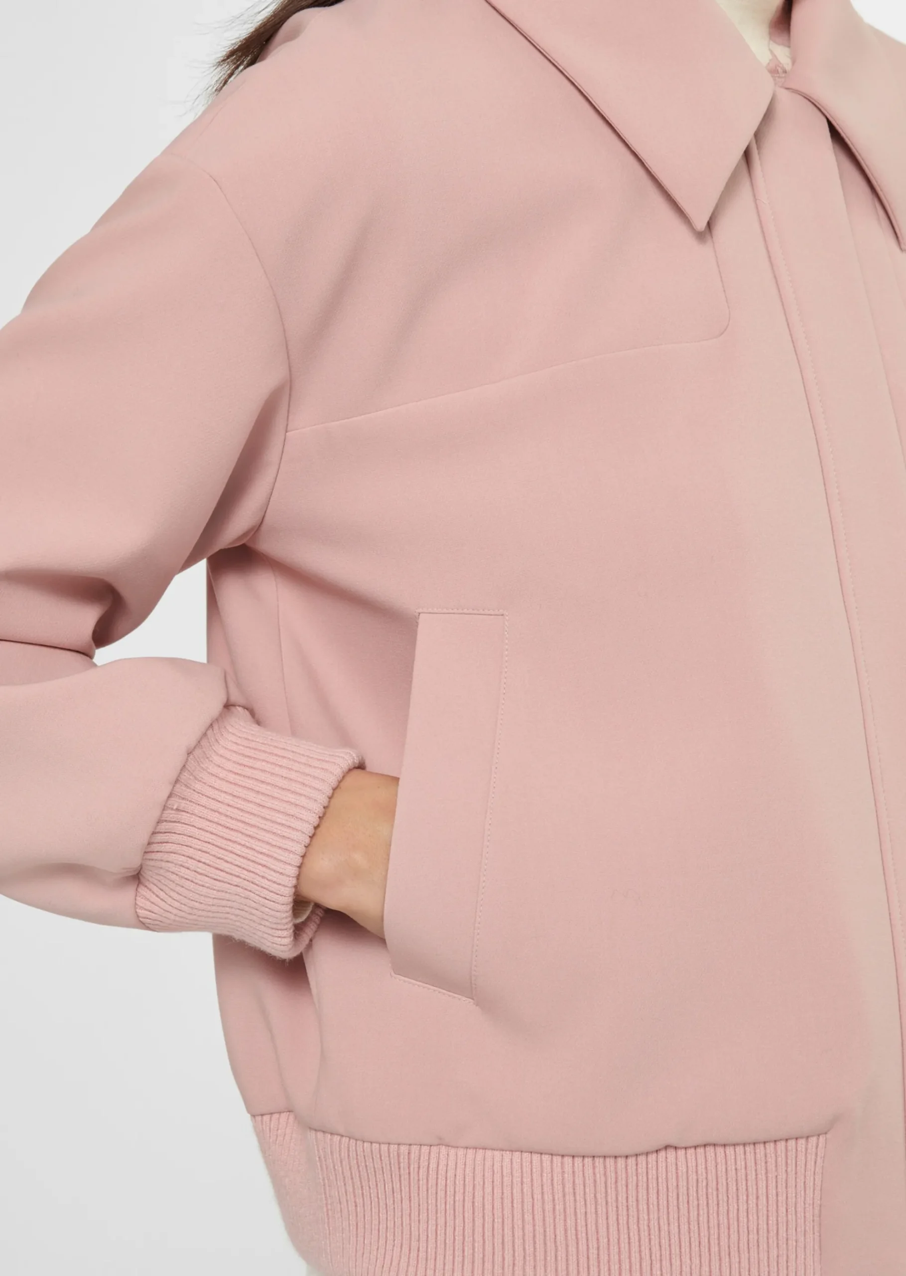 Kurz-Blouson mit Reißverschluss und Strickbündchen.