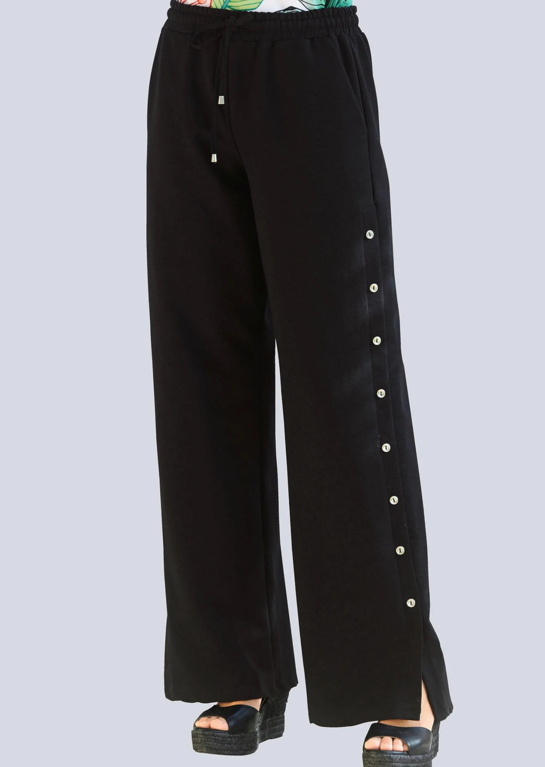 Marlenehose mit Zierknöpfen an den Seiten