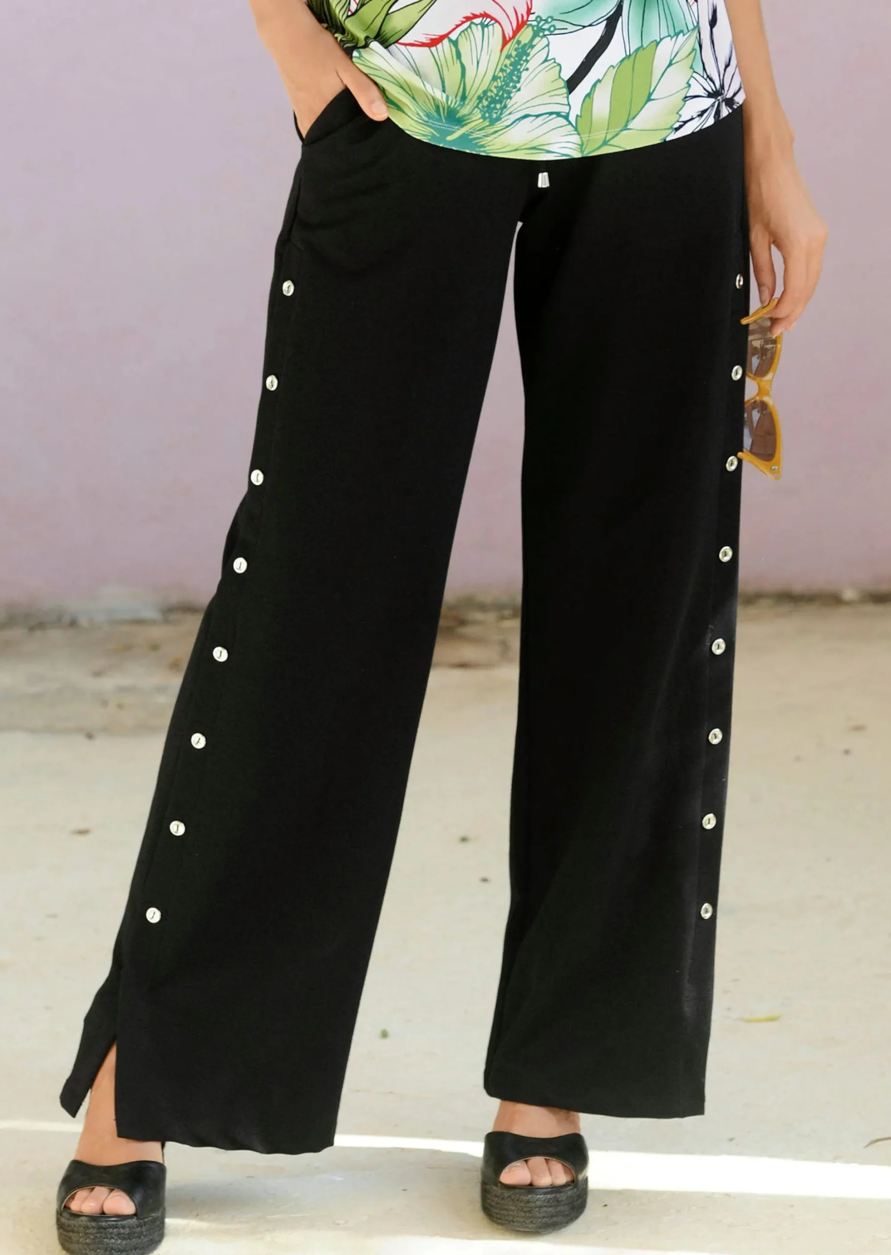 Marlenehose mit Zierknöpfen an den Seiten